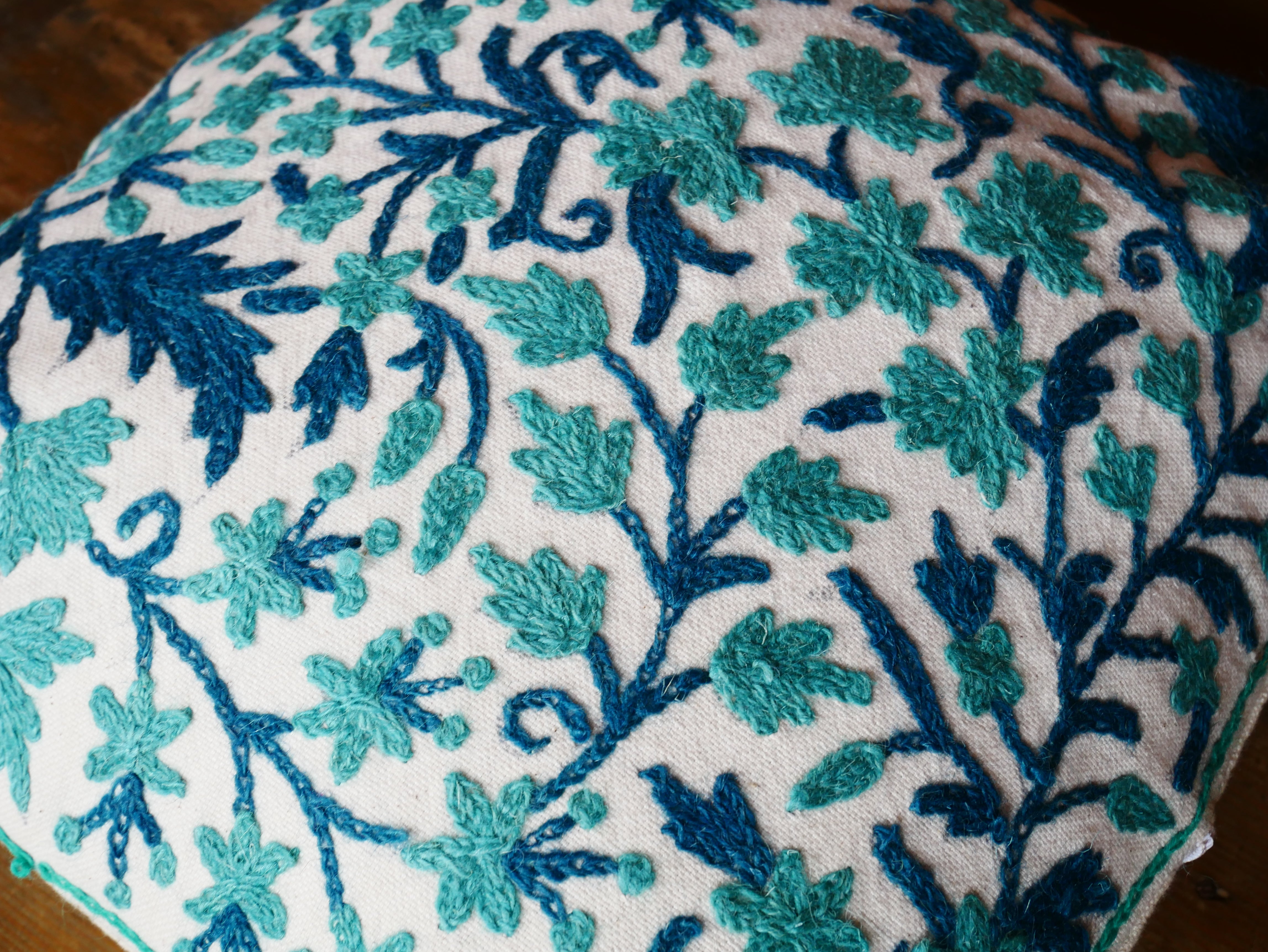 Almohada bordada Funda de cojín Kashmiri Crewel: Hecha a mano por artesanos 16x16 pulgadas