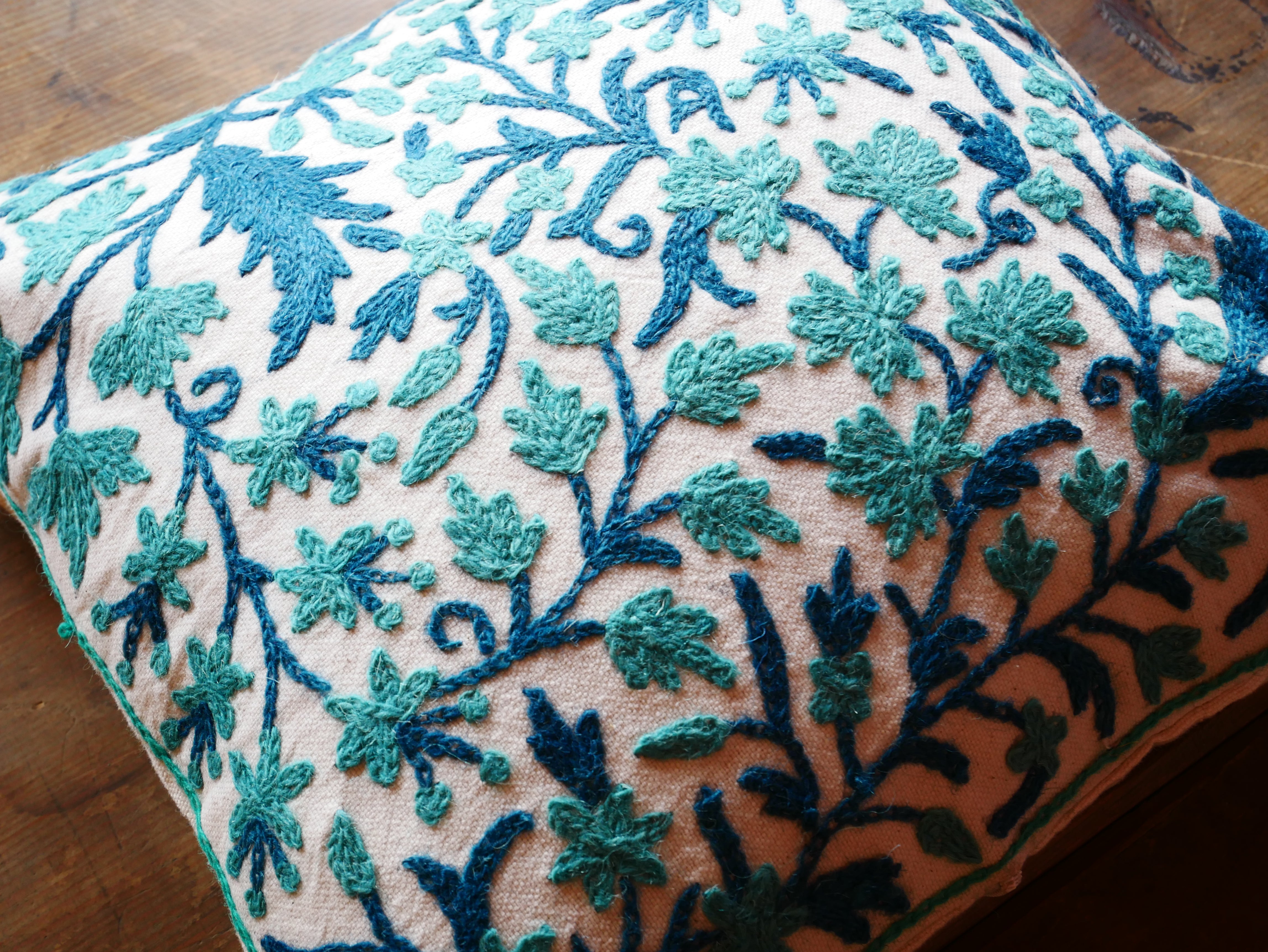 Almohada bordada Funda de cojín Kashmiri Crewel: Hecha a mano por artesanos 16x16 pulgadas