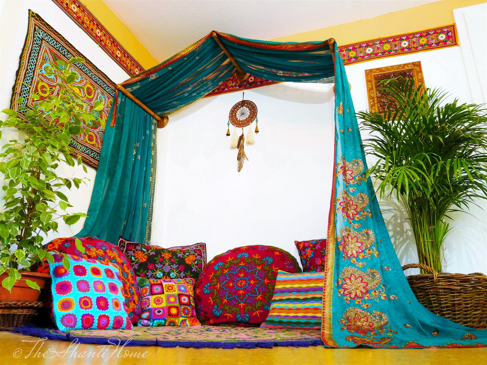 Dosel de cama hecho a mano con soporte de pared de madera de nogal de Cachemira – Cortinas de sari indio vintage, hechas a medida por encargo