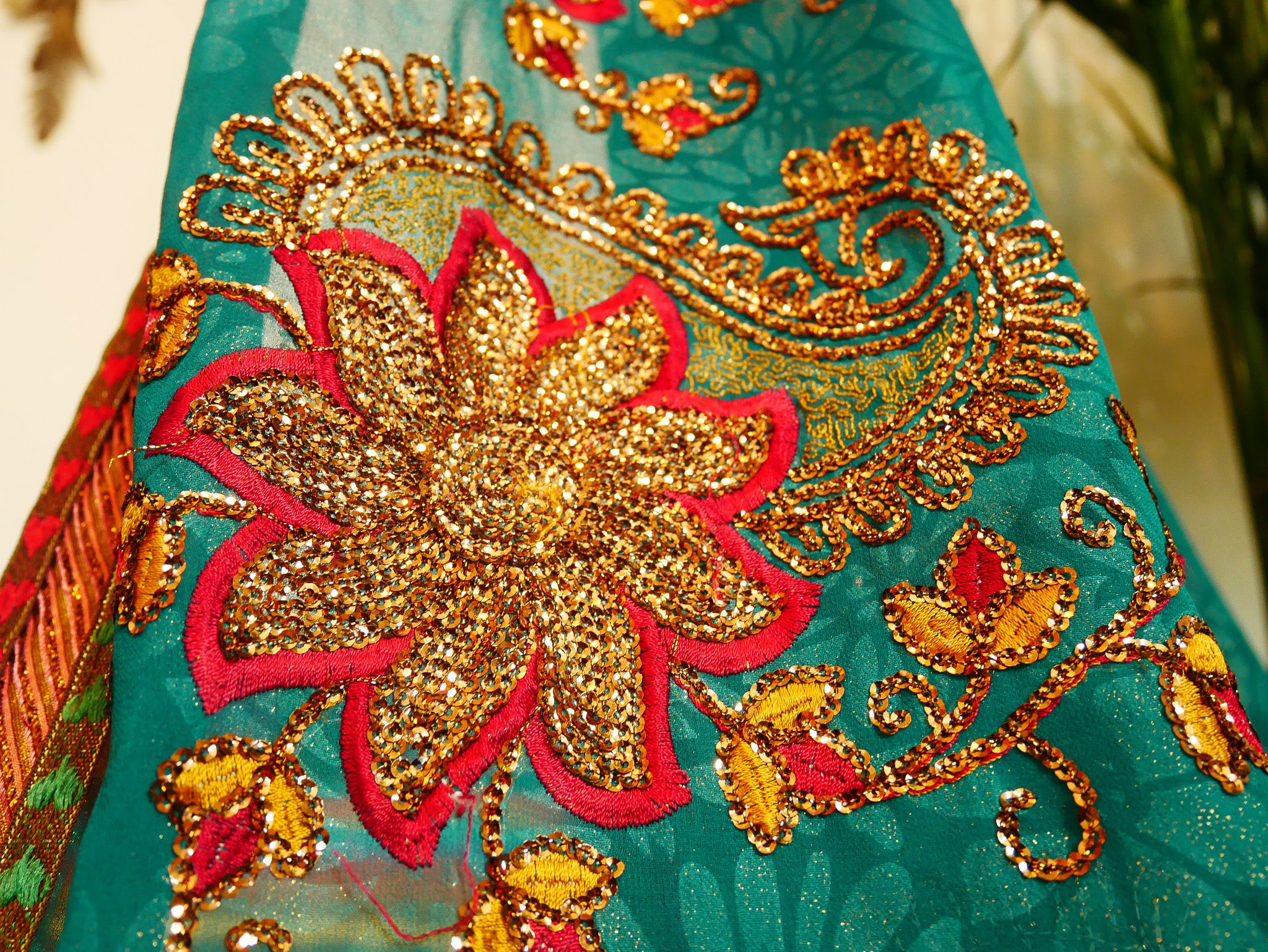 Dosel de cama hecho a mano con soporte de pared de madera de nogal de Cachemira – Cortinas de sari indio vintage, hechas a medida por encargo