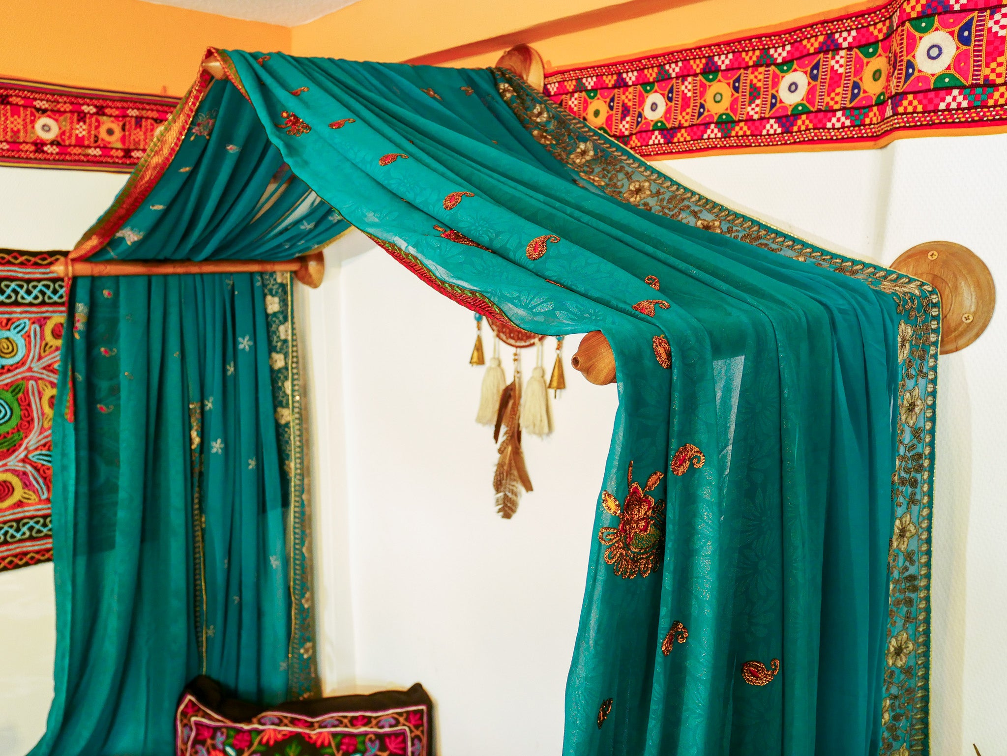 Dosel de cama hecho a mano con soporte de pared de madera de nogal de Cachemira – Cortinas de sari indio vintage, hechas a medida por encargo