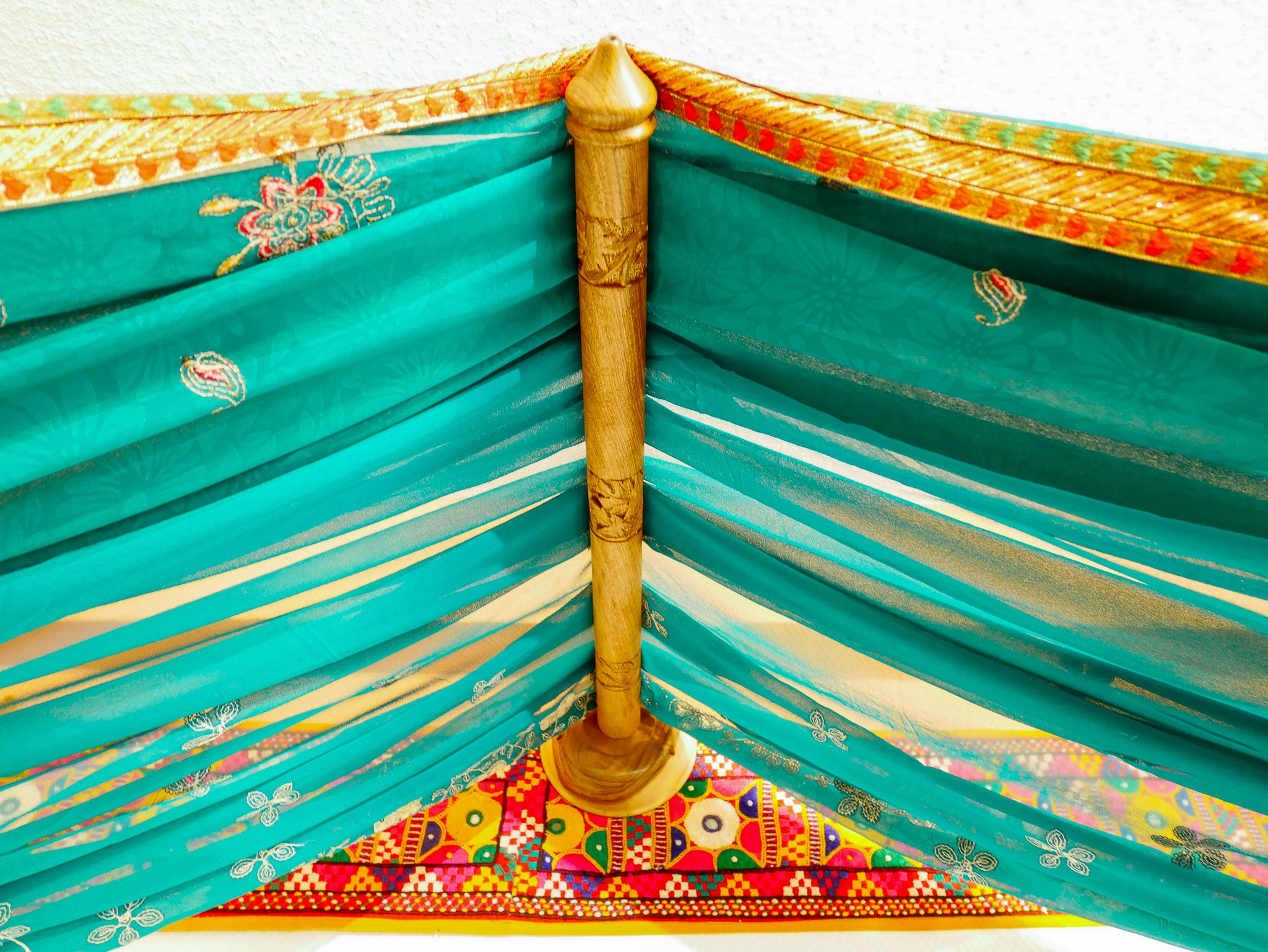 Dosel de cama hecho a mano con soporte de pared de madera de nogal de Cachemira – Cortinas de sari indio vintage, hechas a medida por encargo