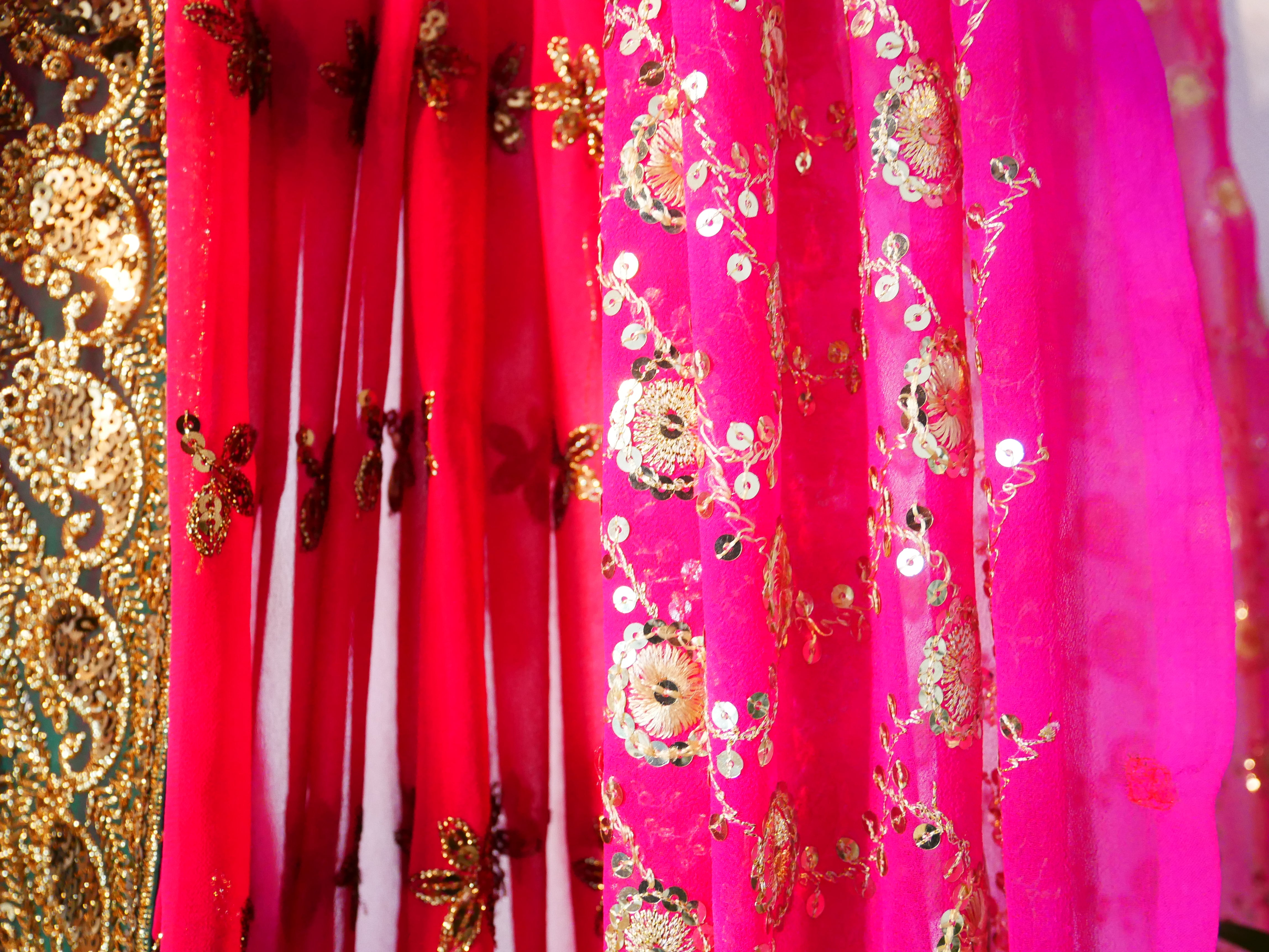 Dosel de cama bohemio - Estructura de dosel de sari hecha a medida con varillas de madera de nogal artesanales | Cortinas de cama - Espacio de meditación