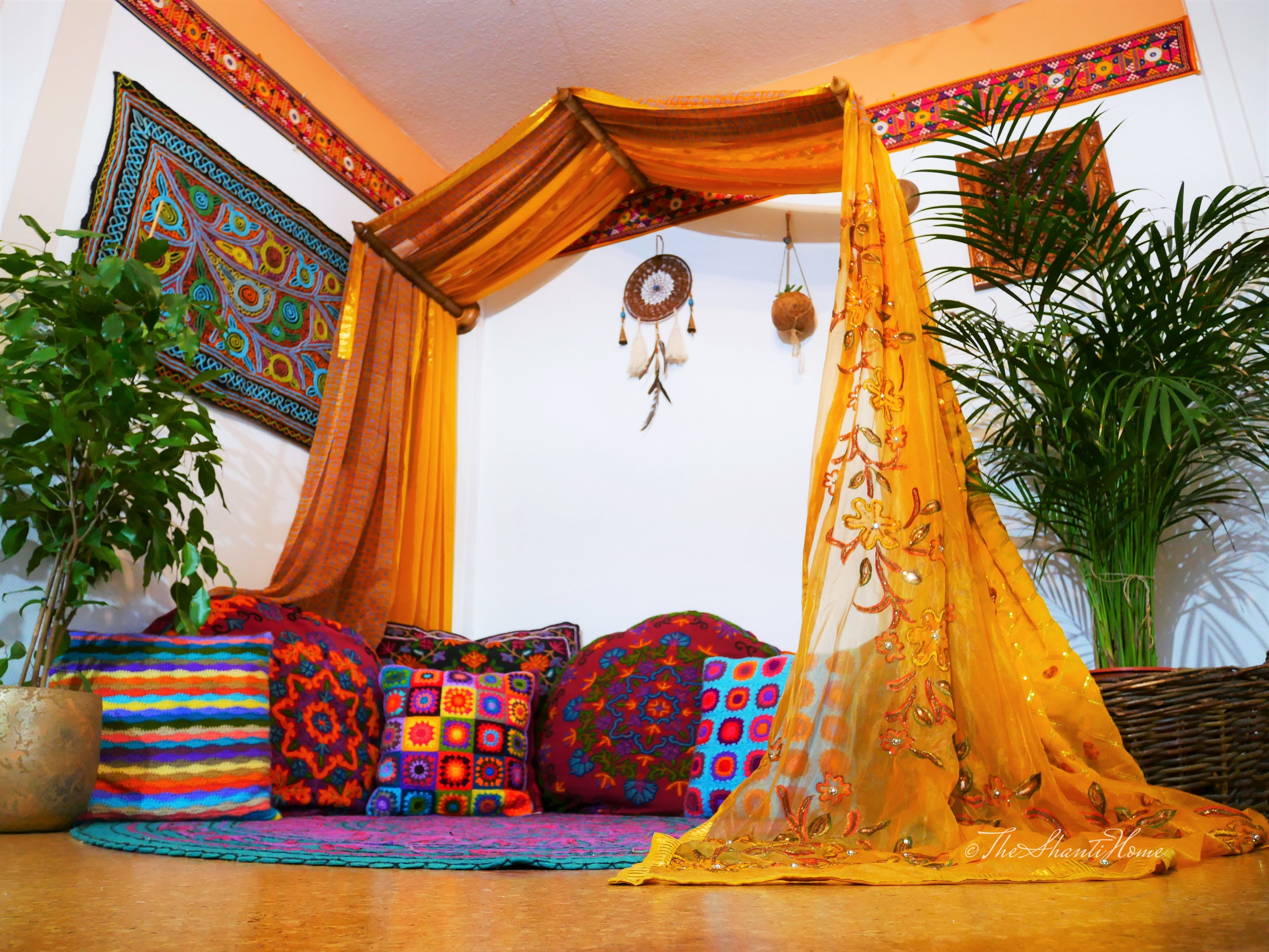 Dosel de cama de sari - con varillas de madera de nogal hechas a mano y saris indios vintage