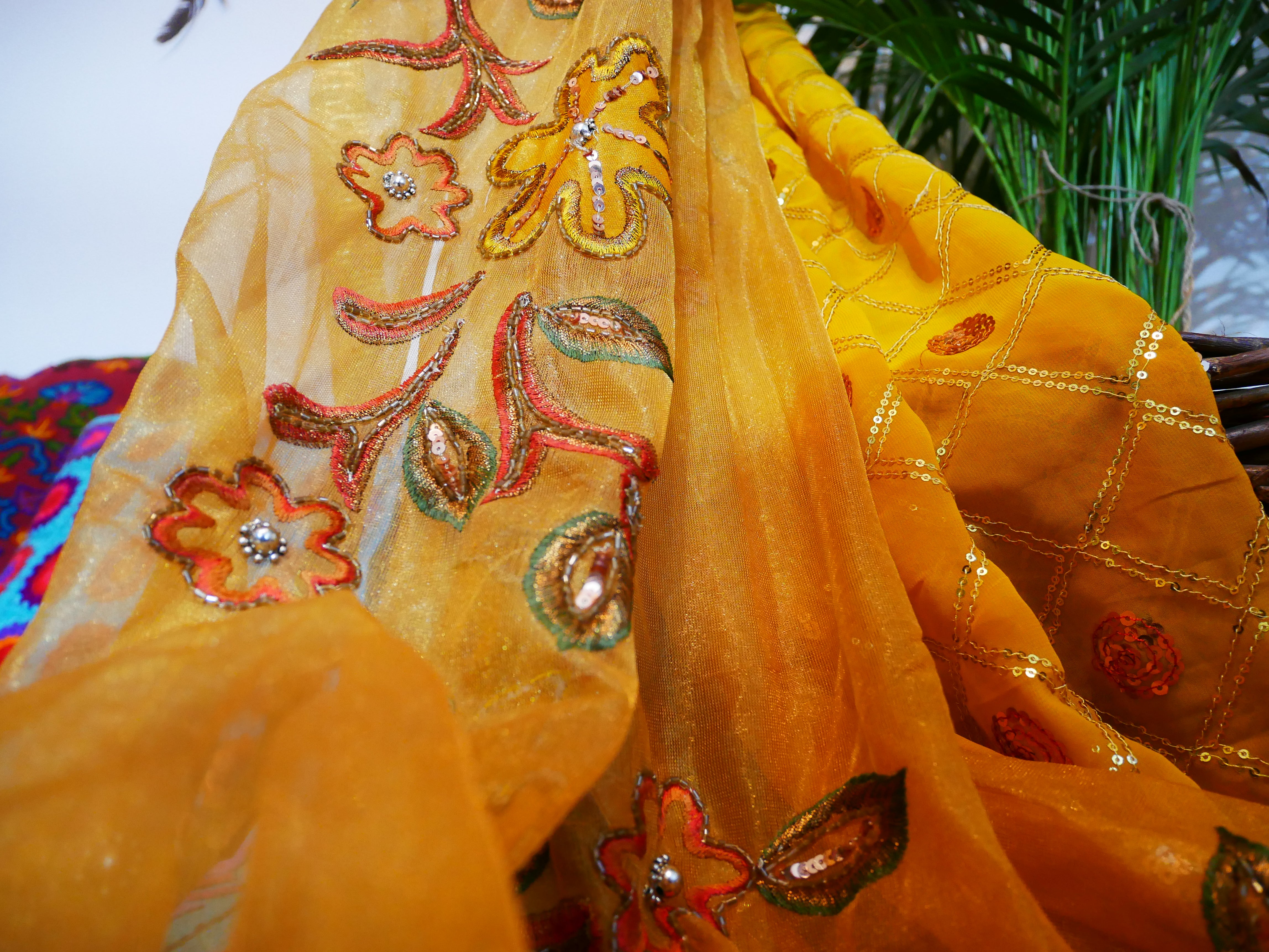 Dosel de cama de sari - con varillas de madera de nogal hechas a mano y saris indios vintage