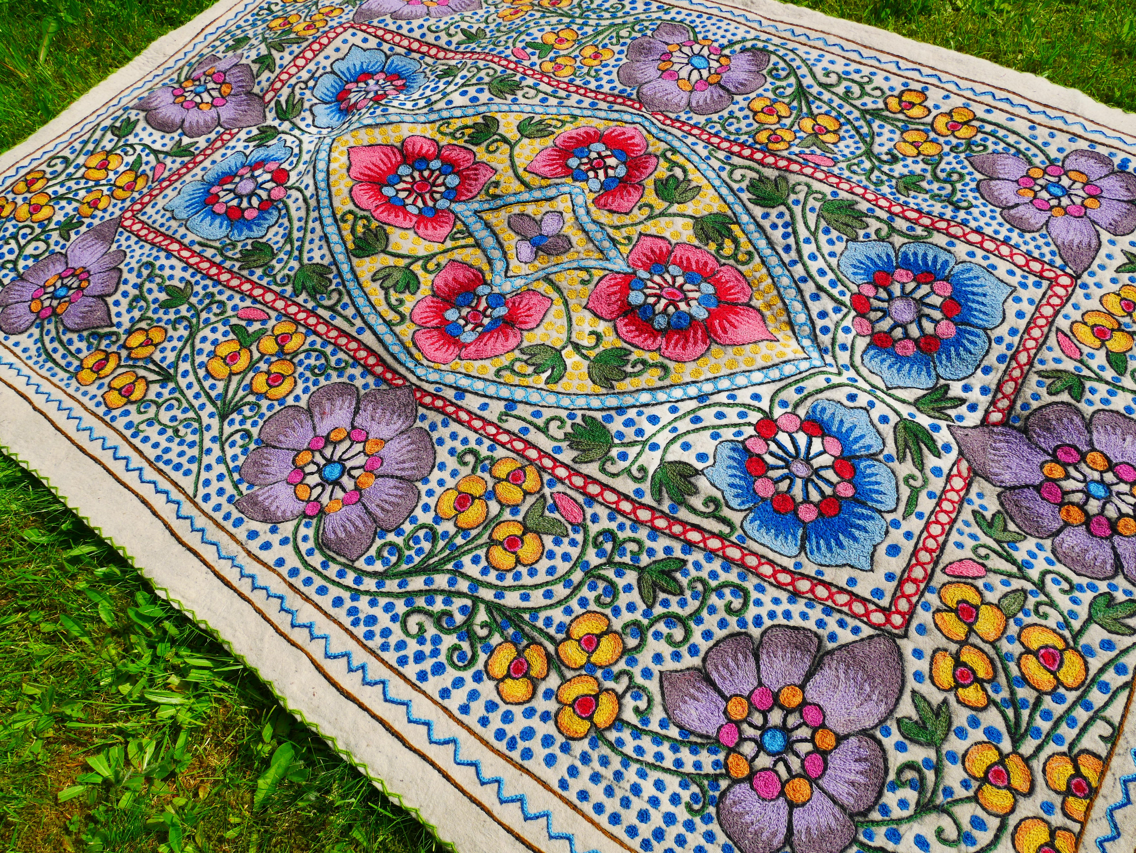 Felted wool rug "Himalayan flower" | colorful area rug "Namda" from Kashmir | floral embroidery on white 6x4 ' felt rug | bohemian - boho - The Shanti Home