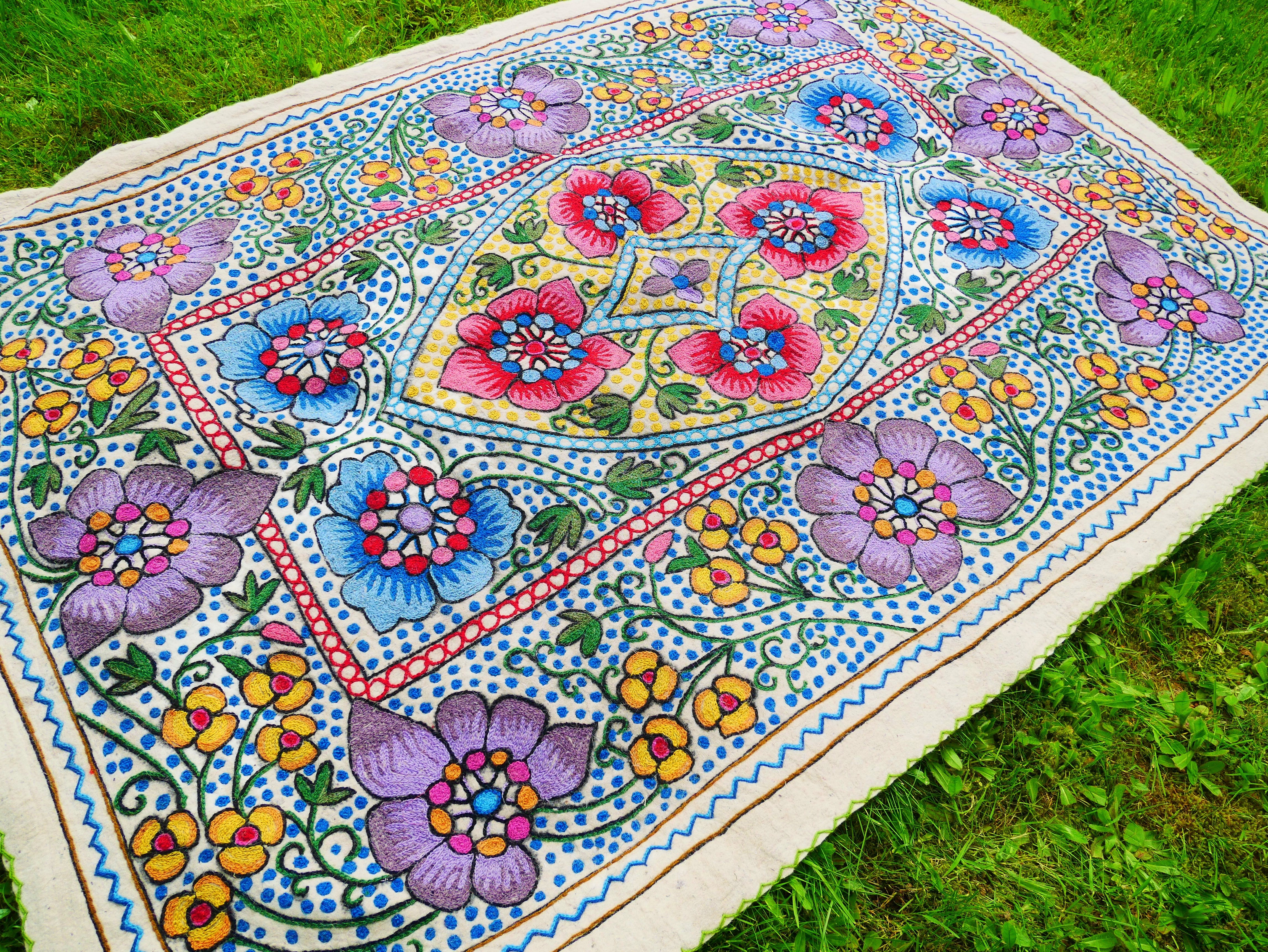 Felted wool rug "Himalayan flower" | colorful area rug "Namda" from Kashmir | floral embroidery on white 6x4 ' felt rug | bohemian - boho - The Shanti Home
