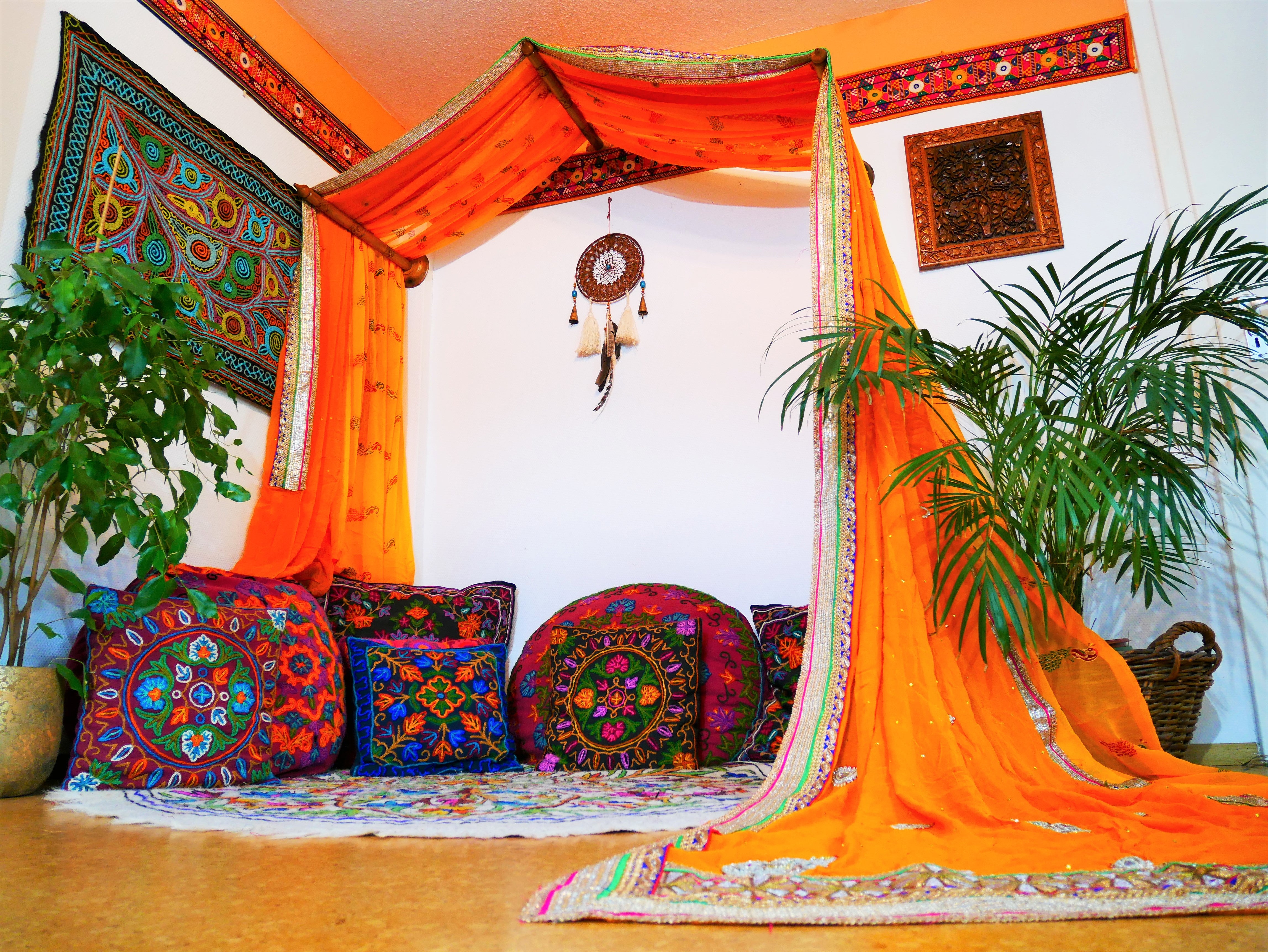 Dosel de cama hecho a mano con soporte de pared de madera de nogal de Cachemira – Cortinas de sari indio vintage, hechas a medida por encargo