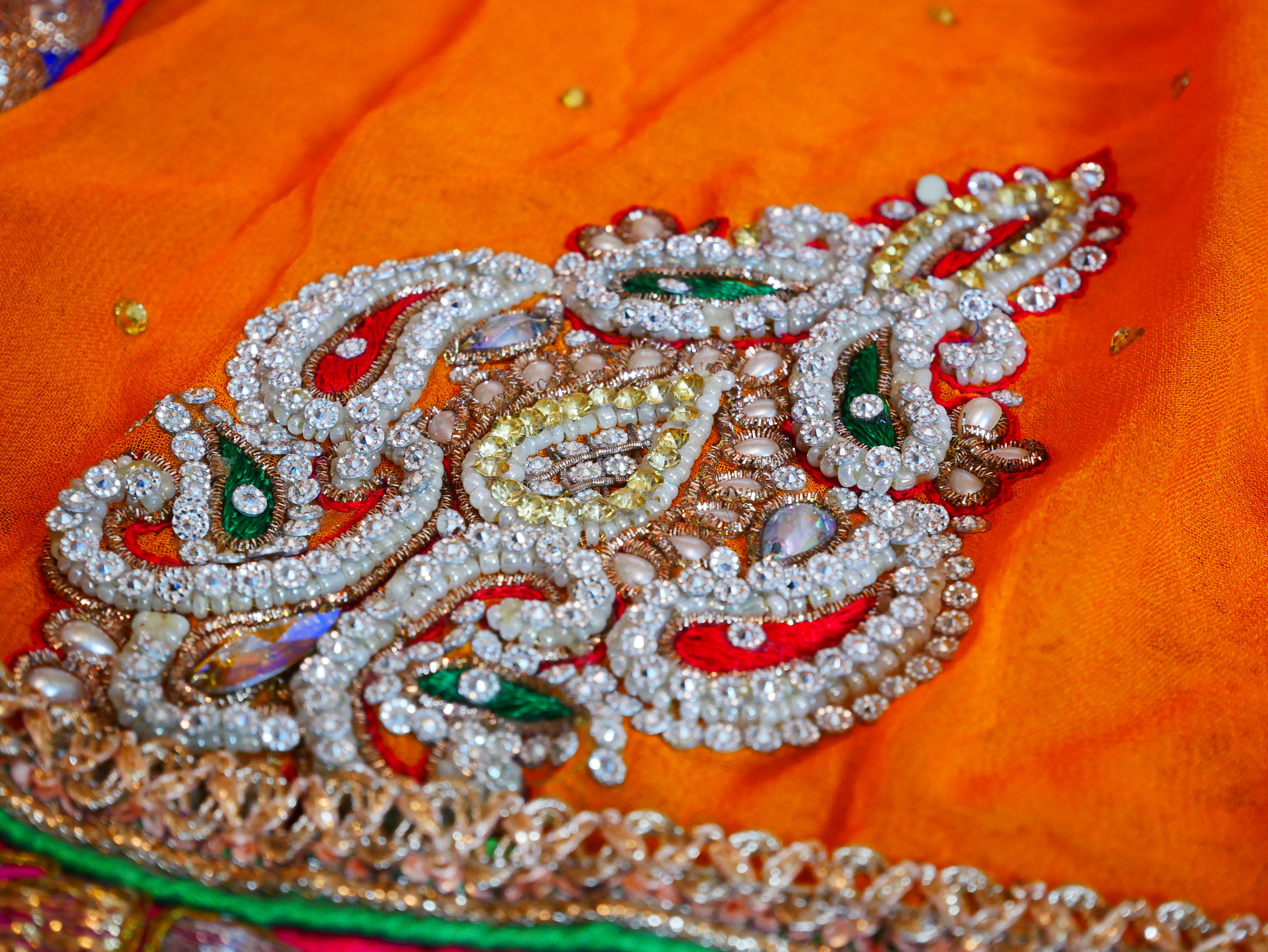 Dosel de cama hecho a mano con soporte de pared de madera de nogal de Cachemira – Cortinas de sari indio vintage, hechas a medida por encargo