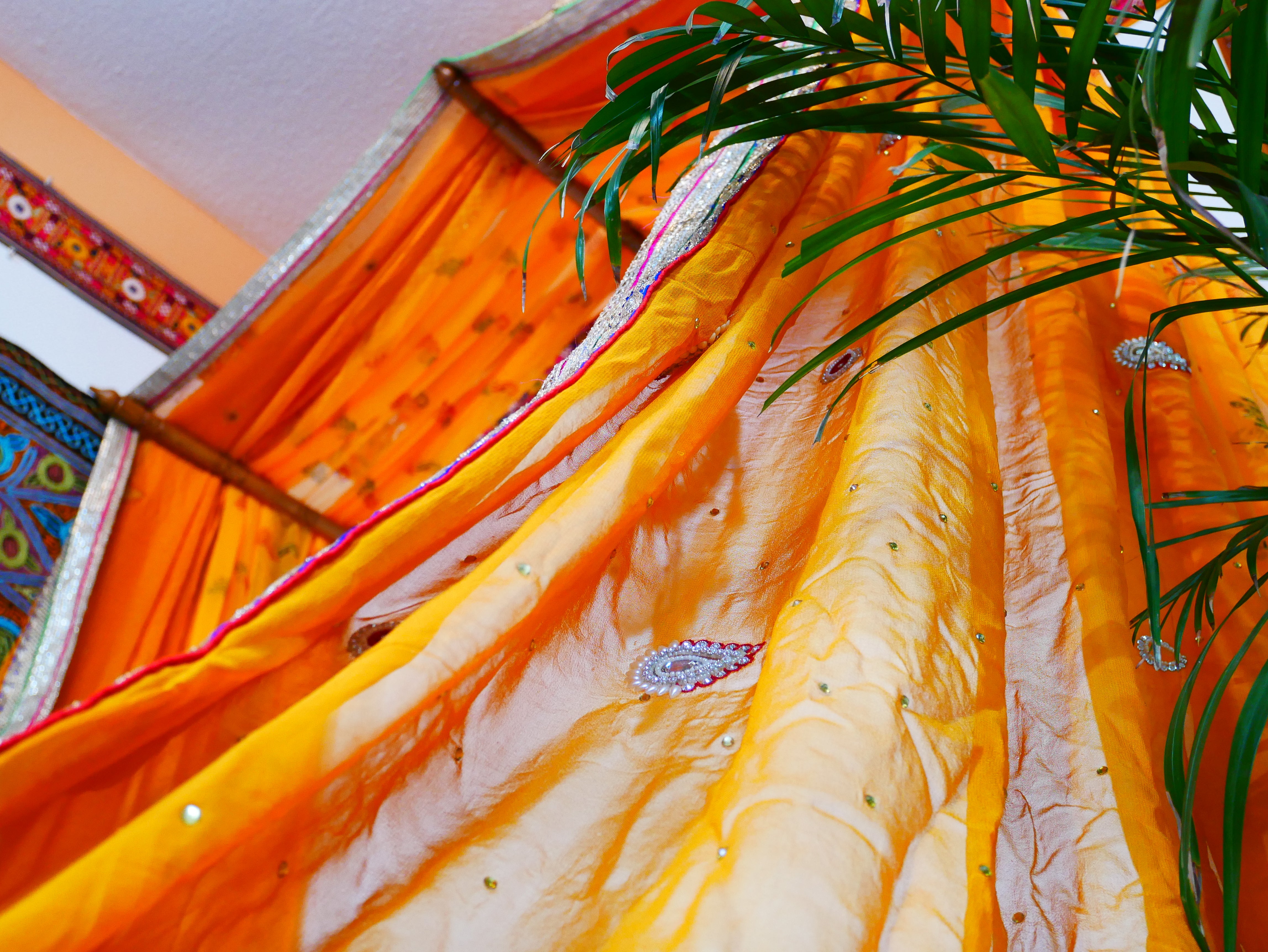 Dosel de cama hecho a mano con soporte de pared de madera de nogal de Cachemira – Cortinas de sari indio vintage, hechas a medida por encargo