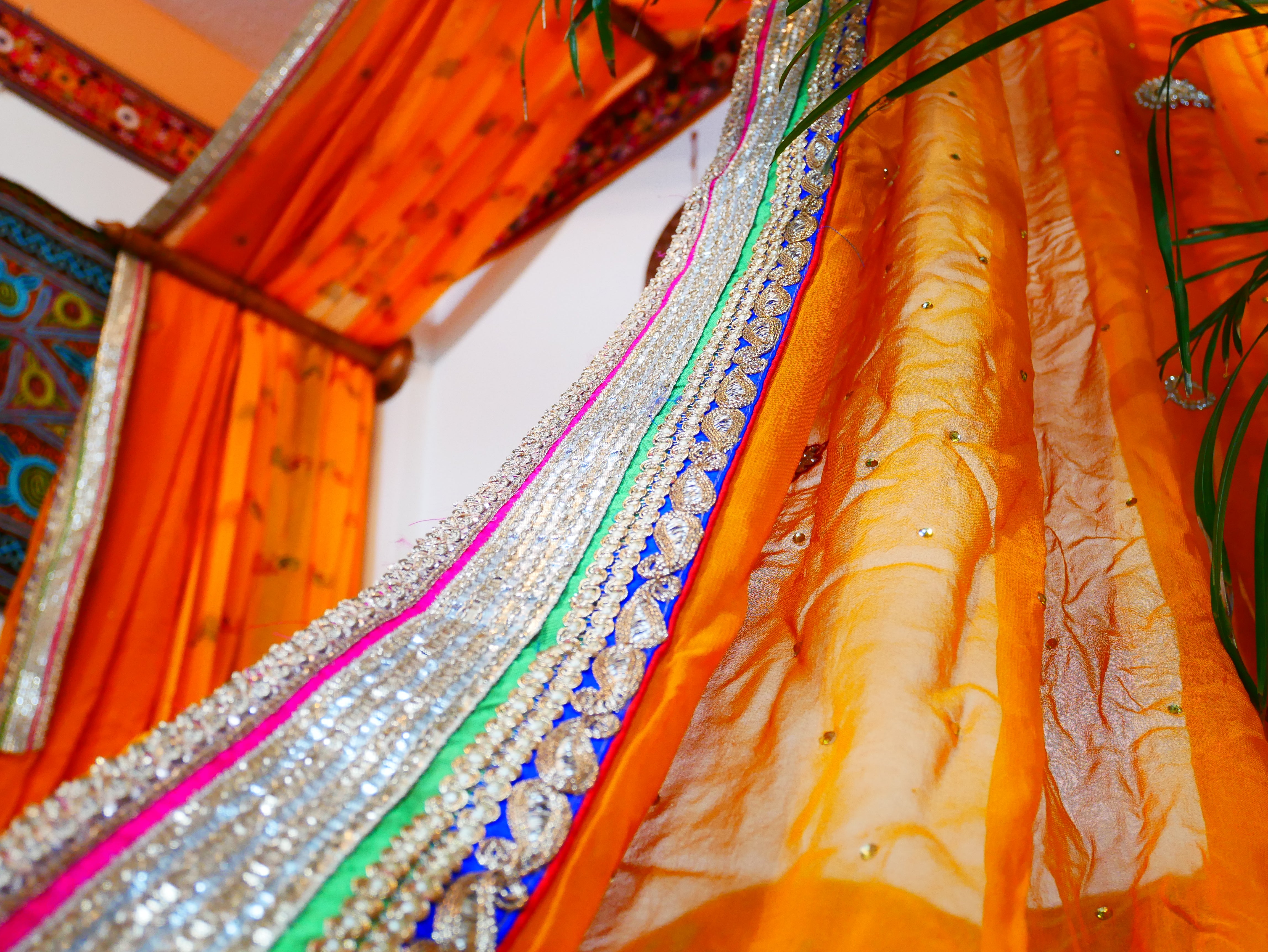 Dosel de cama hecho a mano con soporte de pared de madera de nogal de Cachemira – Cortinas de sari indio vintage, hechas a medida por encargo