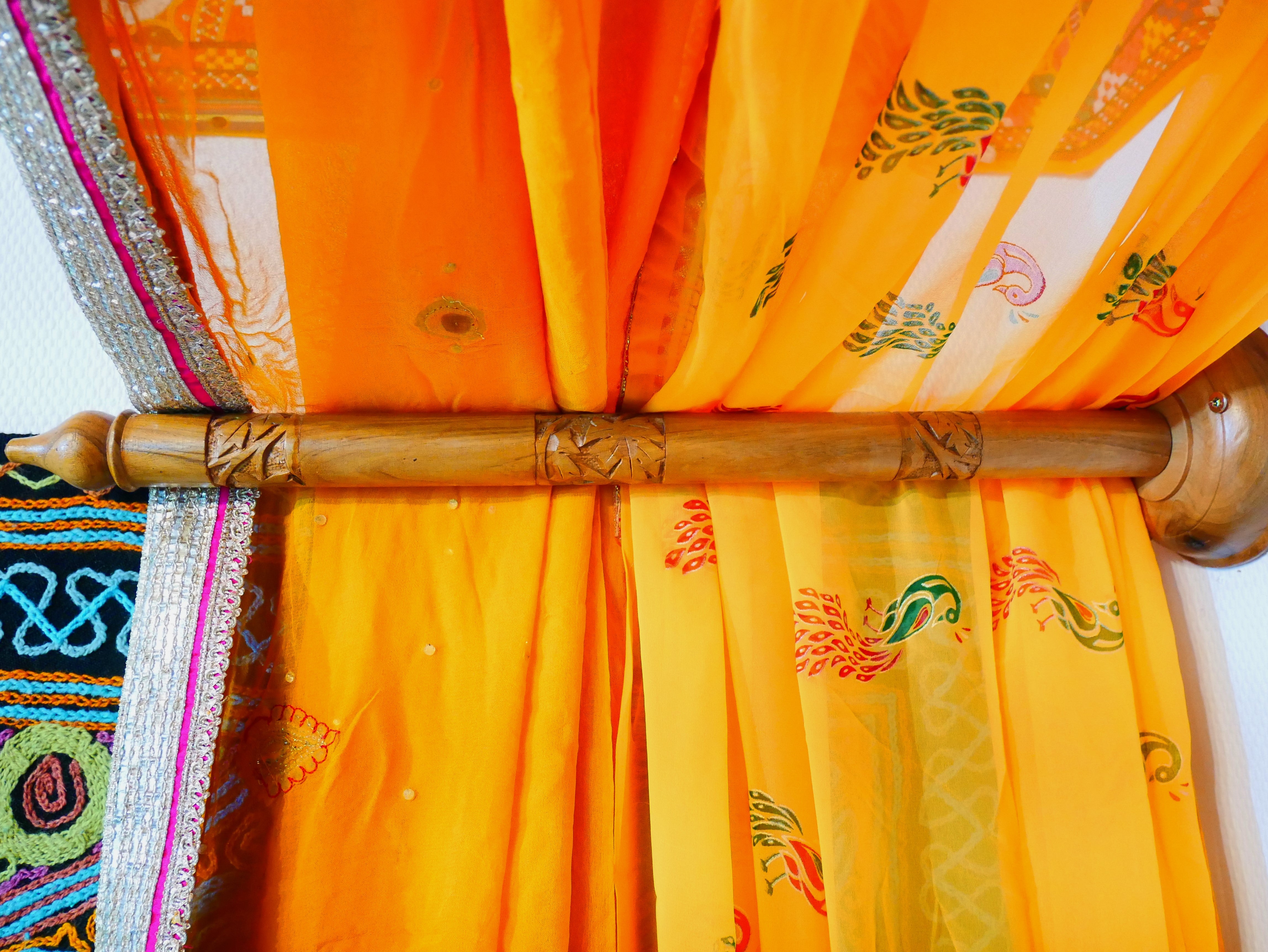Dosel de cama hecho a mano con soporte de pared de madera de nogal de Cachemira – Cortinas de sari indio vintage, hechas a medida por encargo