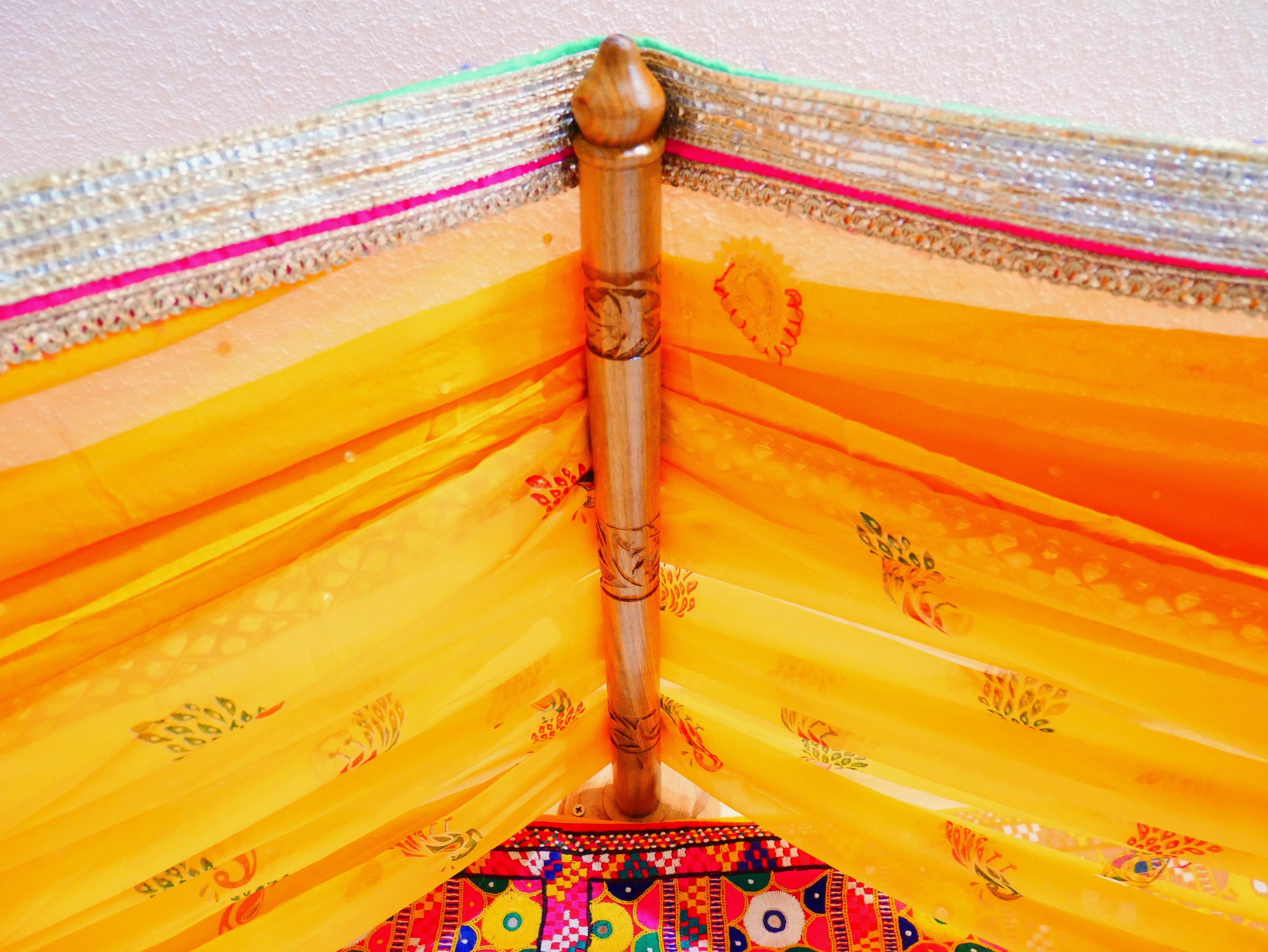 Dosel de cama hecho a mano con soporte de pared de madera de nogal de Cachemira – Cortinas de sari indio vintage, hechas a medida por encargo