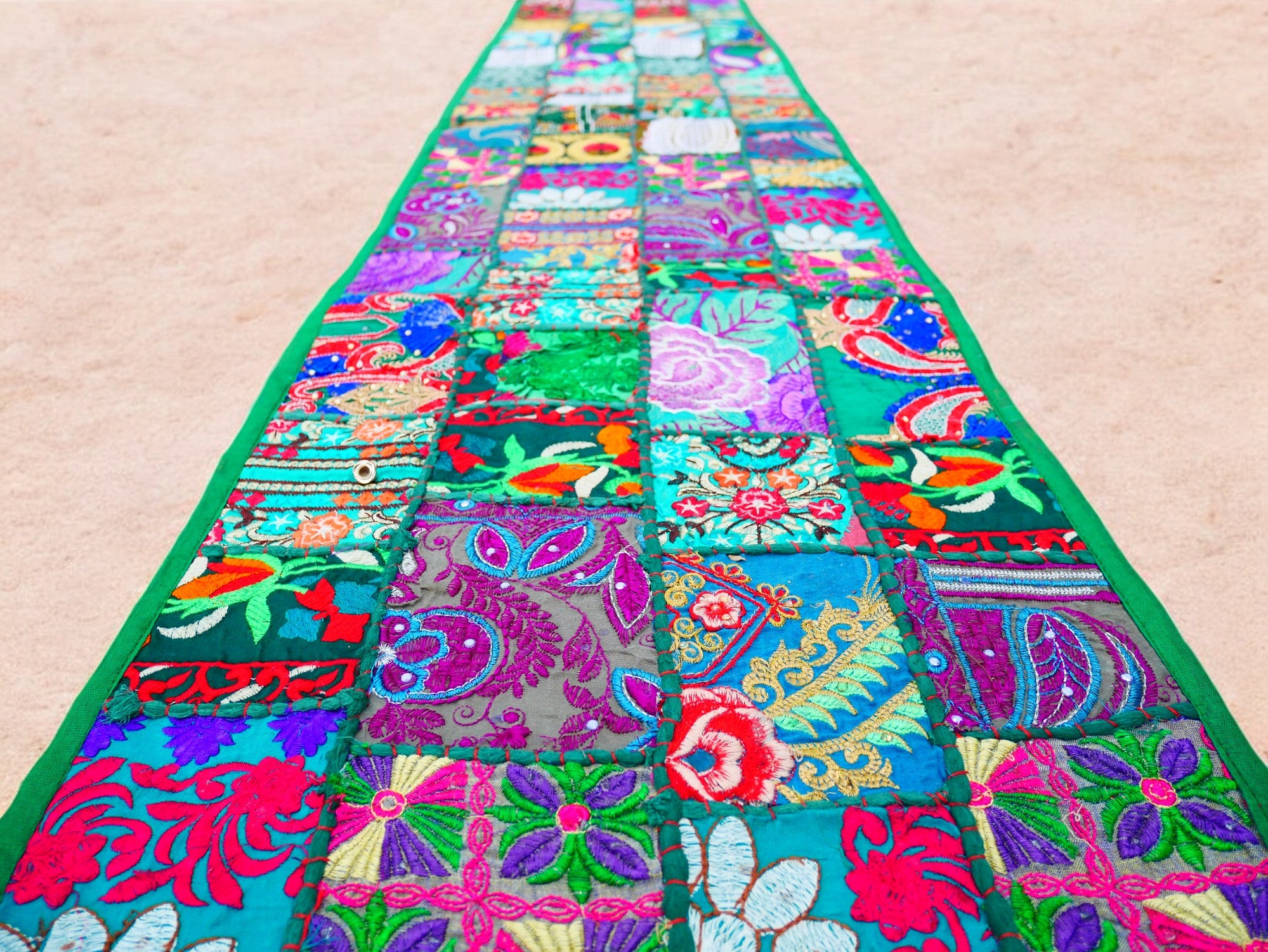 Colgante de pared boho - Tapiz colorido - Camino de mesa vintage de patchwork de sari