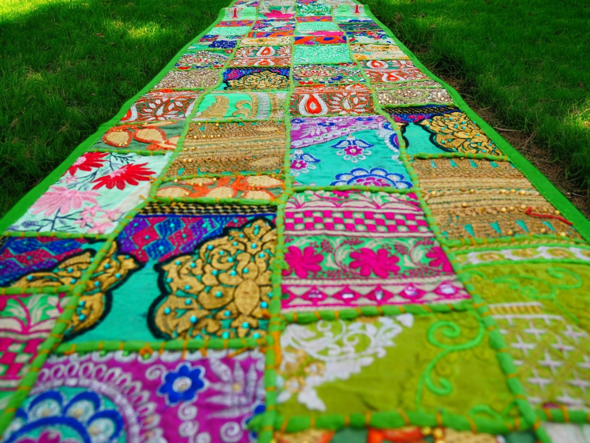 Colgante de pared boho - Tapiz colorido - Camino de mesa vintage de patchwork de sari