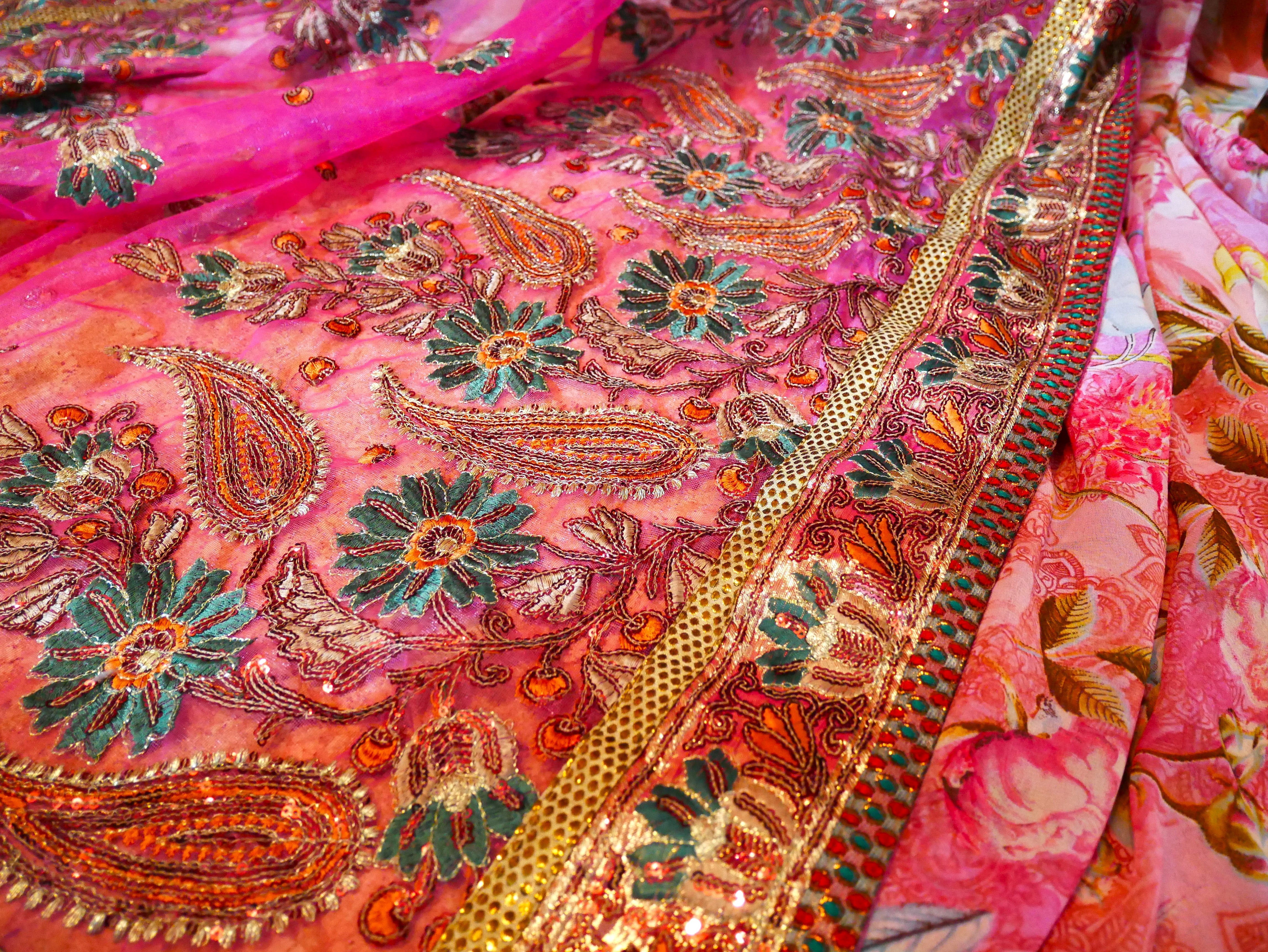 Dosel de cama de sari - con varillas de madera de nogal hechas a mano y saris indios vintage