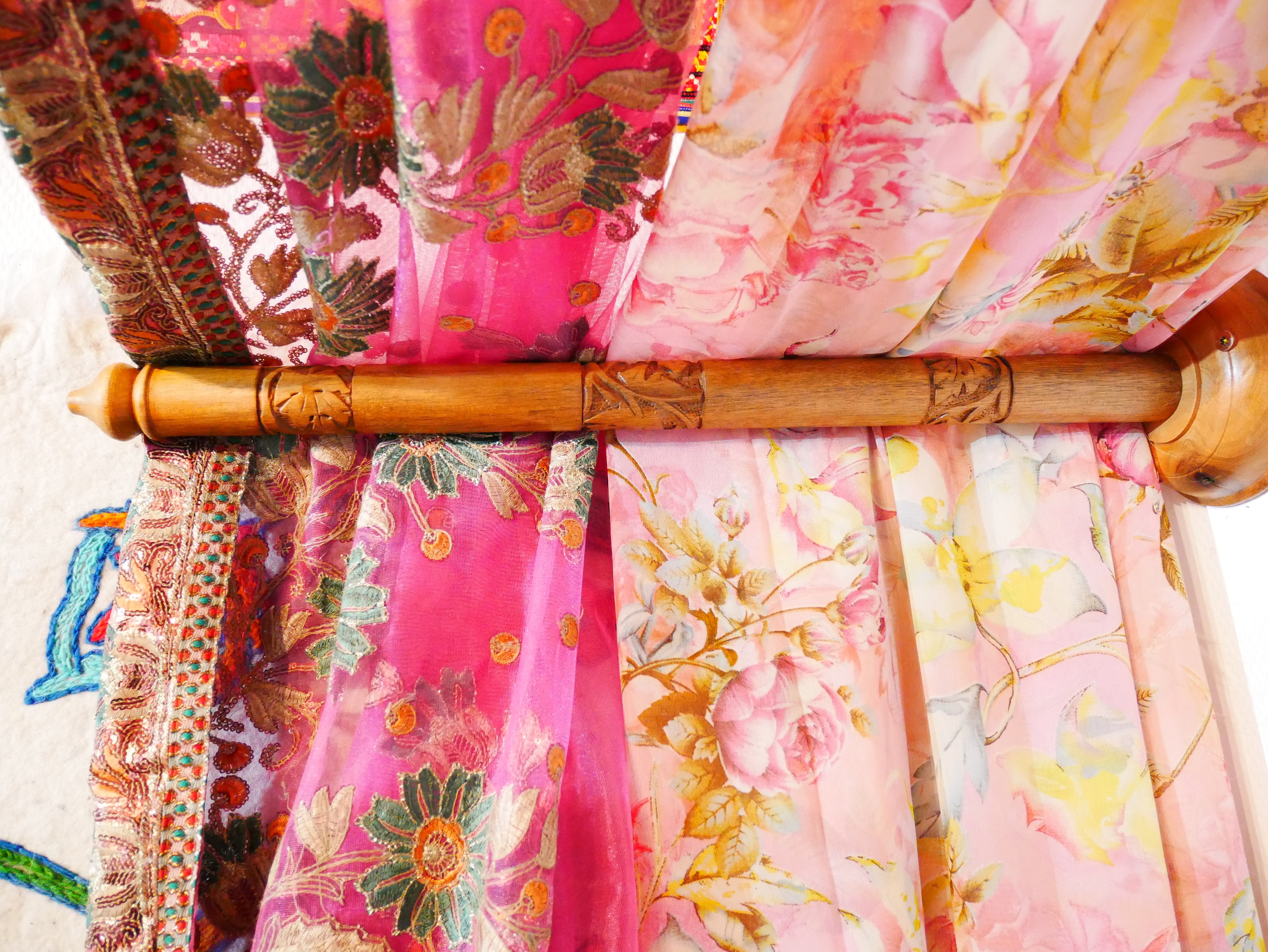 Dosel de cama de sari - con varillas de madera de nogal hechas a mano y saris indios vintage