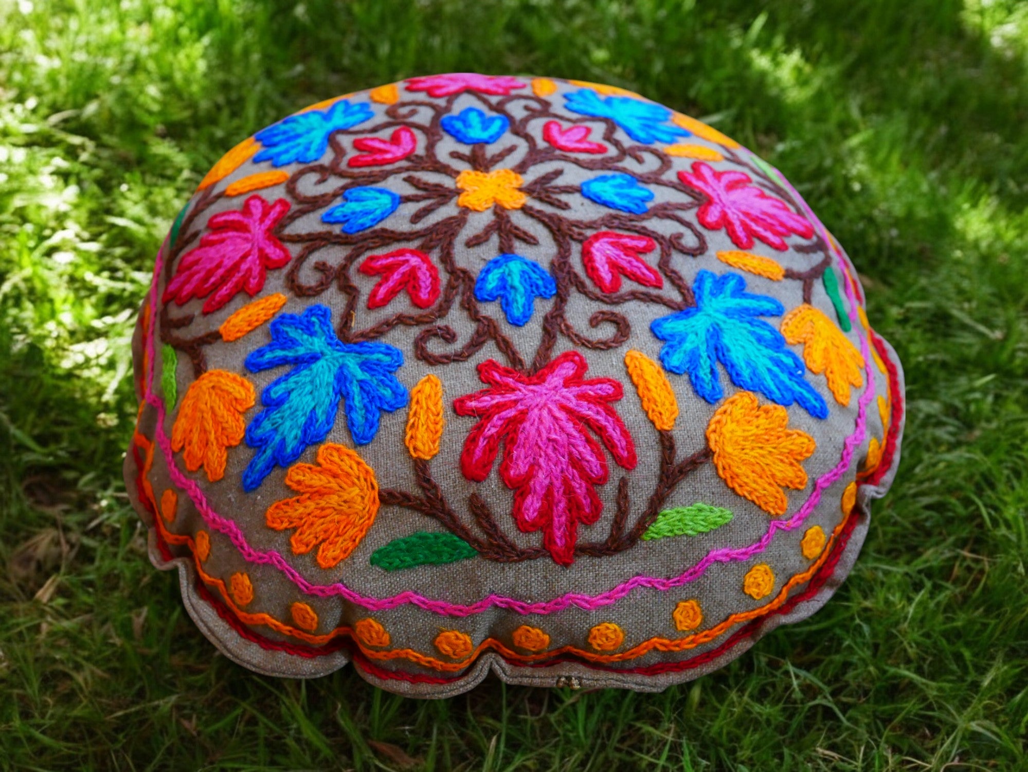 Kashmiri Bodenkissen "Shanti" runder Bodenkissenbezug | großes Meditationskissen - handbestickt - Kissenbezug