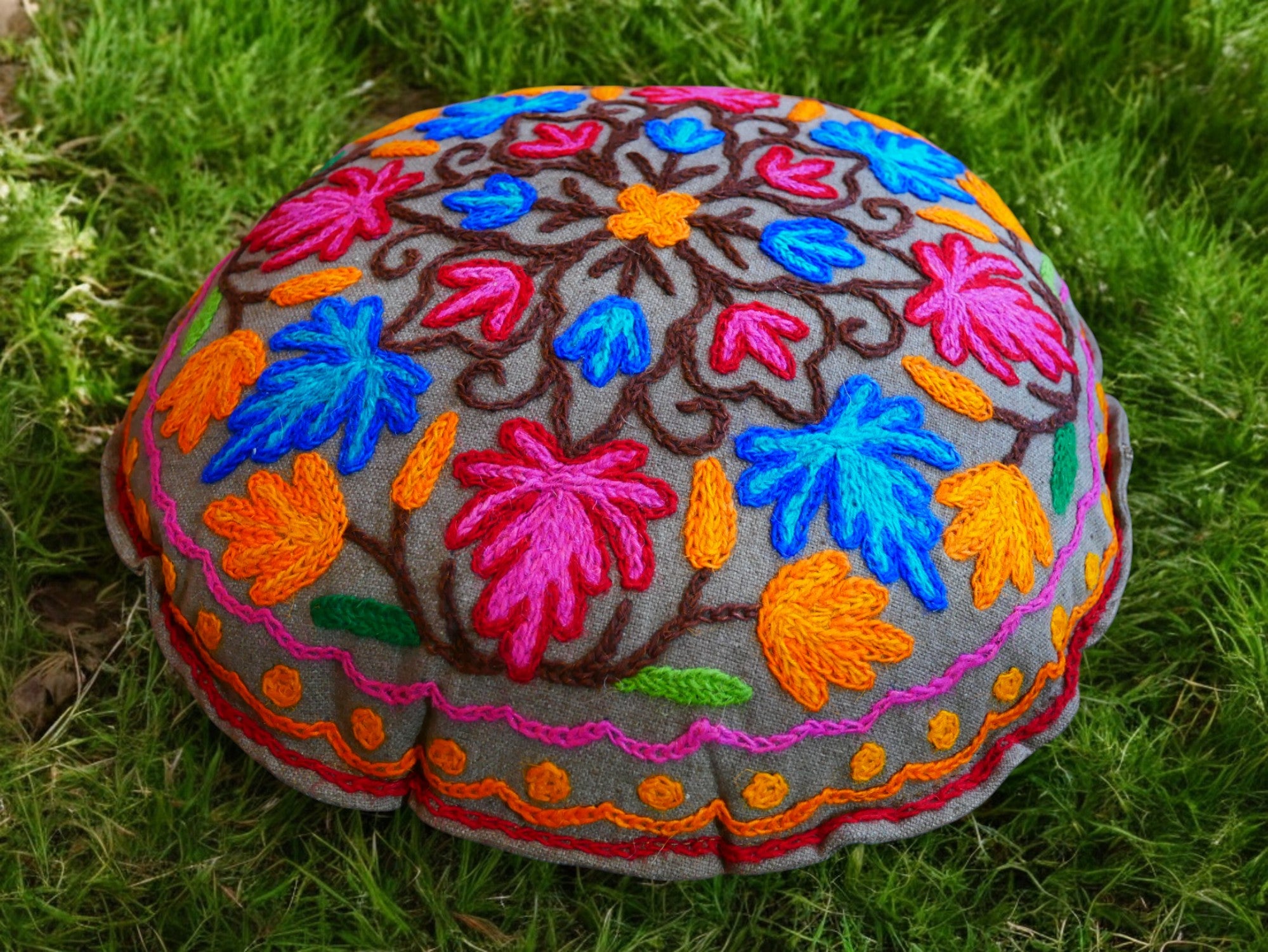 Kashmiri Bodenkissen "Shanti" runder Bodenkissenbezug | großes Meditationskissen - handbestickt - Kissenbezug