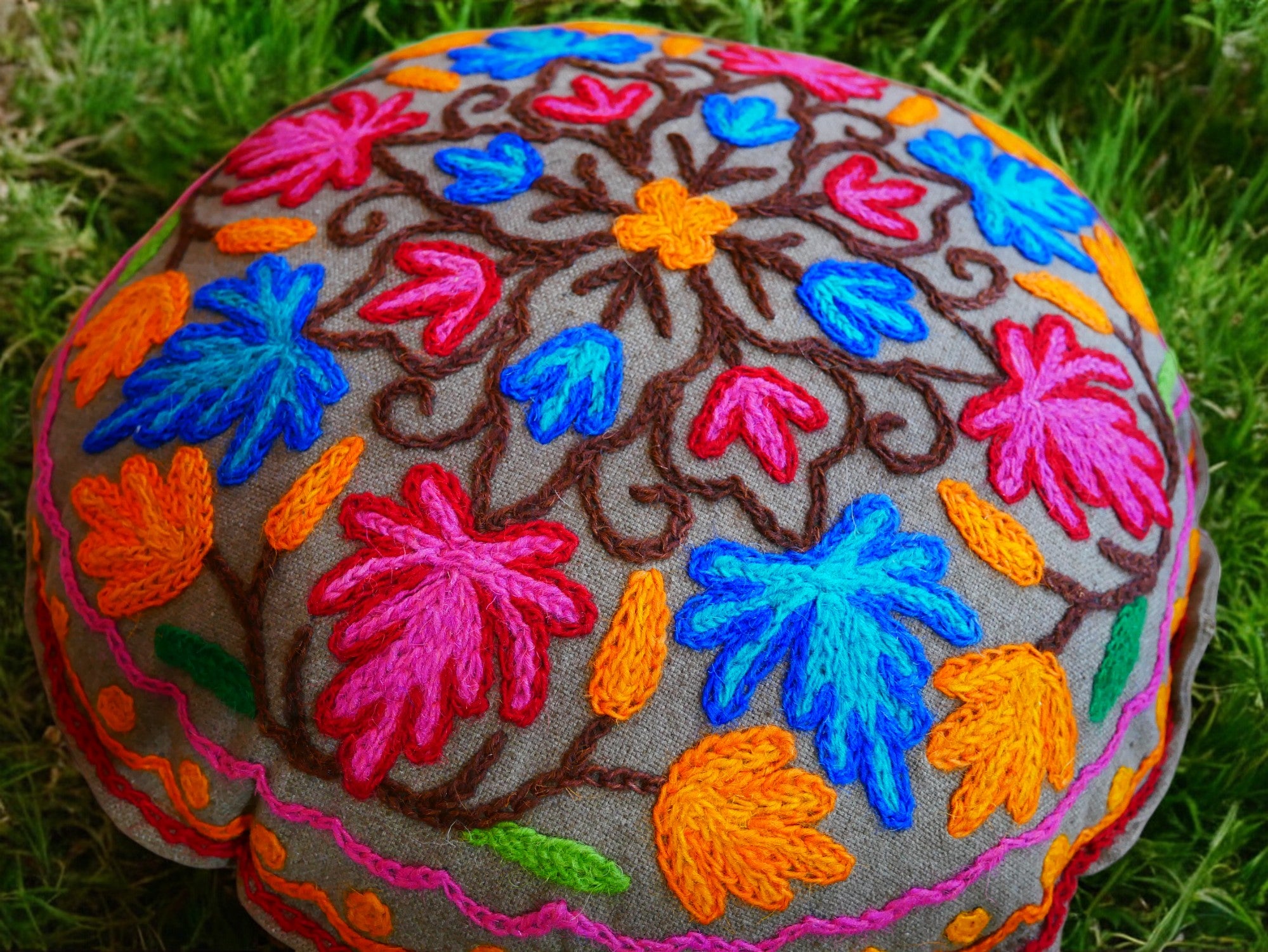 Kashmiri Bodenkissen "Shanti" runder Bodenkissenbezug | großes Meditationskissen - handbestickt - Kissenbezug