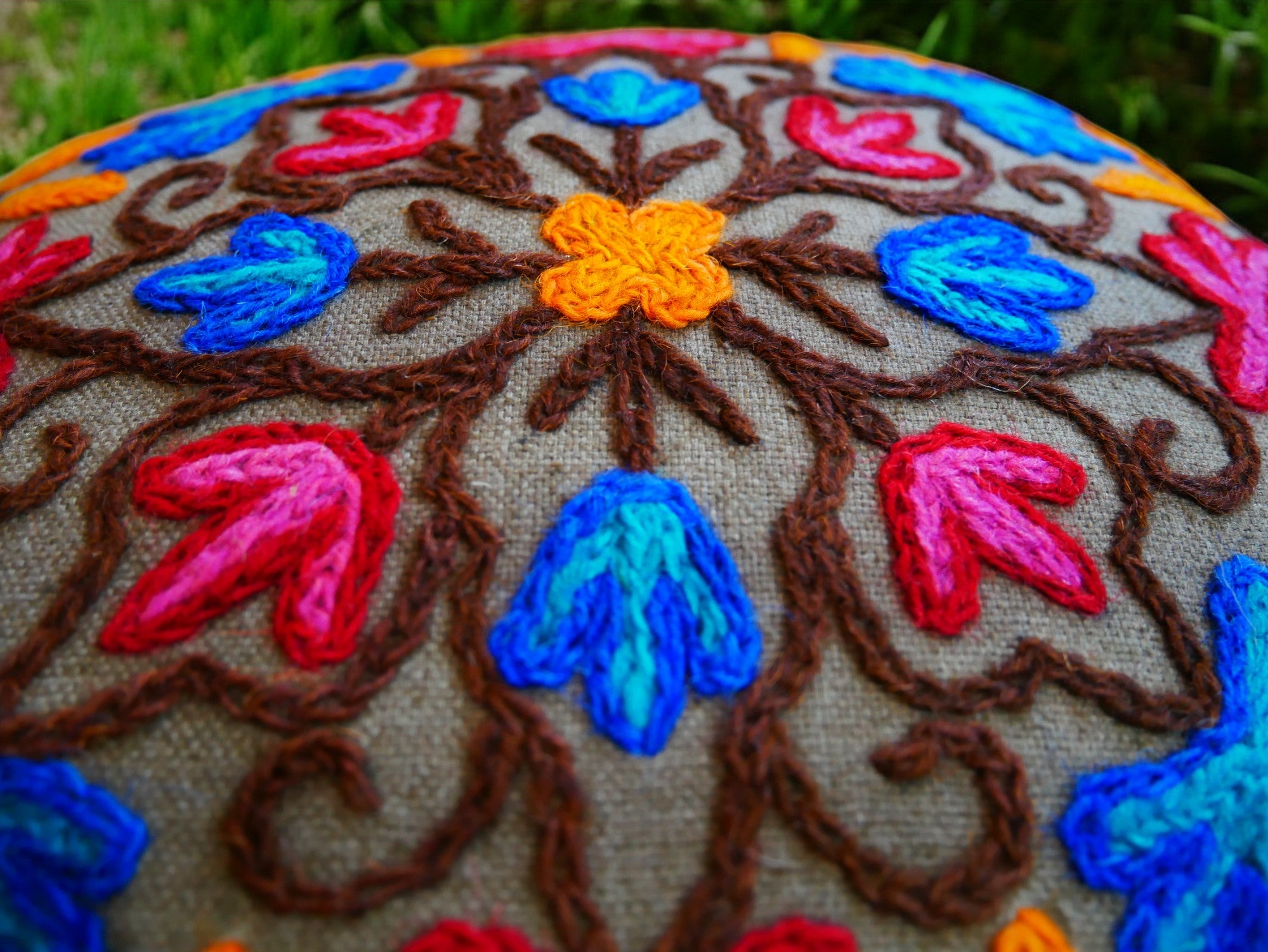 Kashmiri Bodenkissen "Shanti" runder Bodenkissenbezug | großes Meditationskissen - handbestickt - Kissenbezug