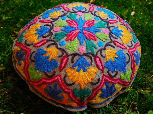 Kashmiri Bodenkissen "Shanti" runder Bodenkissenbezug | großes Meditationskissen - handbestickt - Kissenbezug