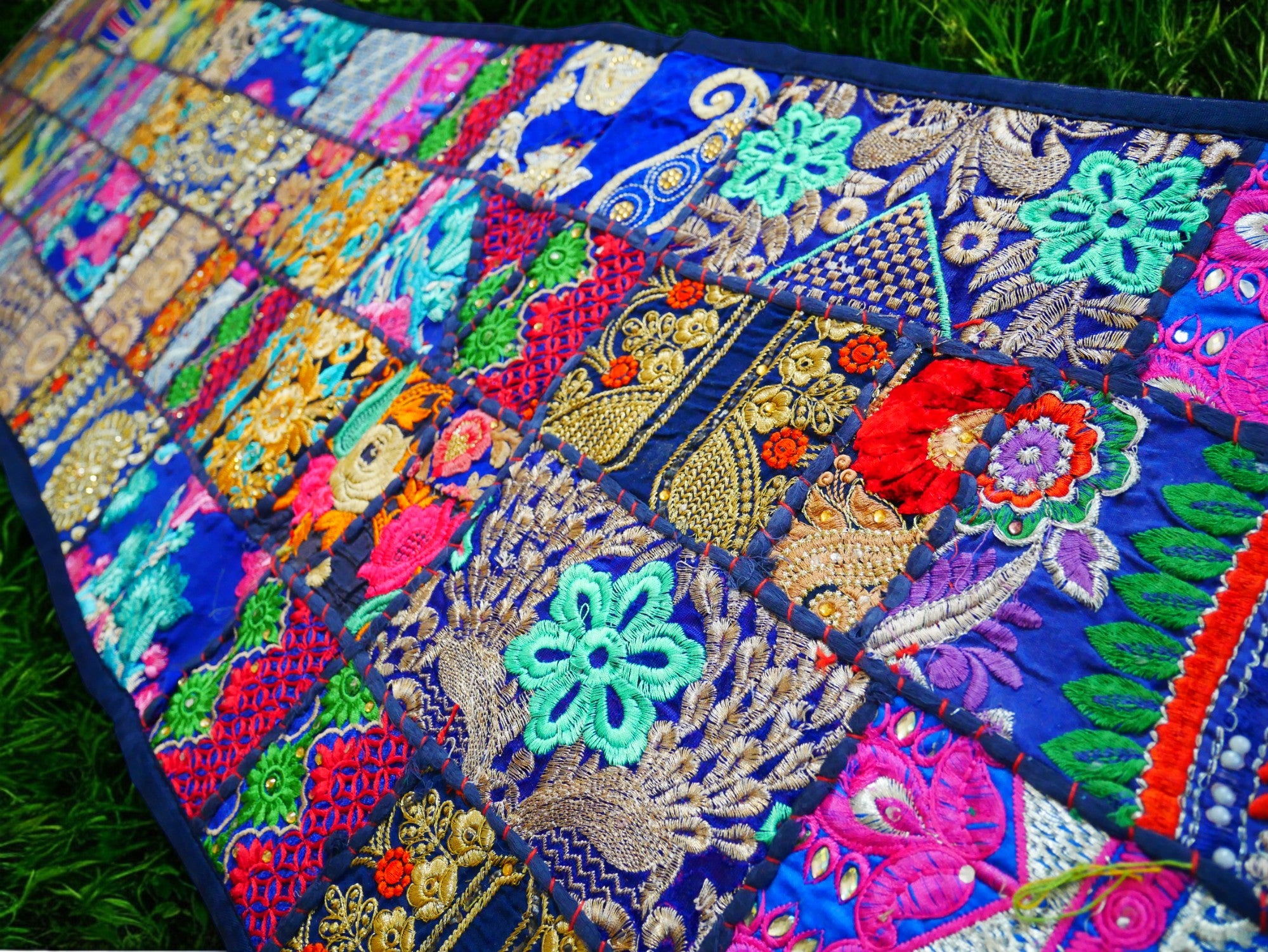 Colgante de pared boho - Tapiz colorido - Camino de mesa de retazos de sari vintage