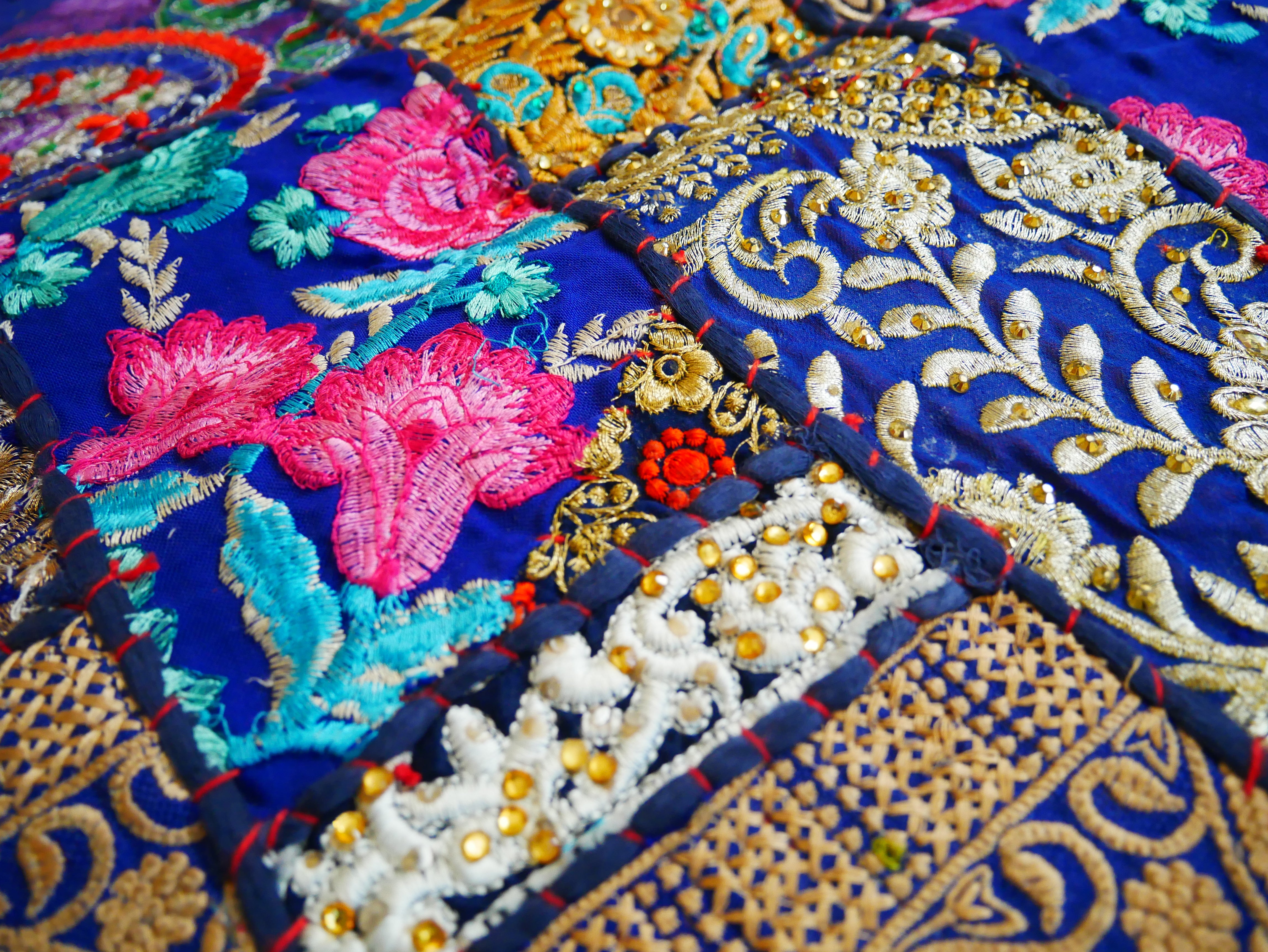 Colgante de pared boho - Tapiz colorido - Camino de mesa de retazos de sari vintage