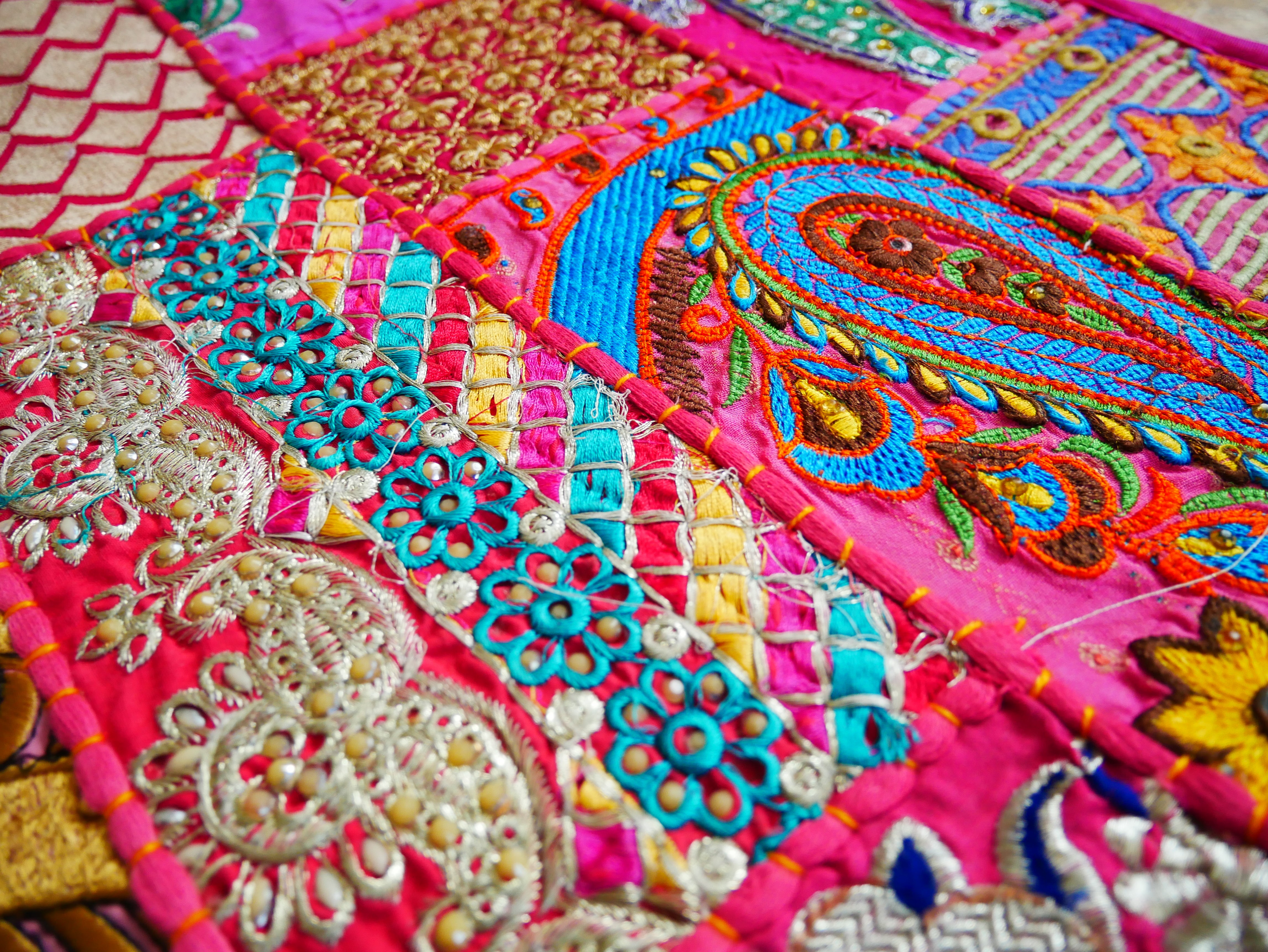 Colgante de pared boho - Tapiz colorido - Camino de mesa vintage de patchwork de sari