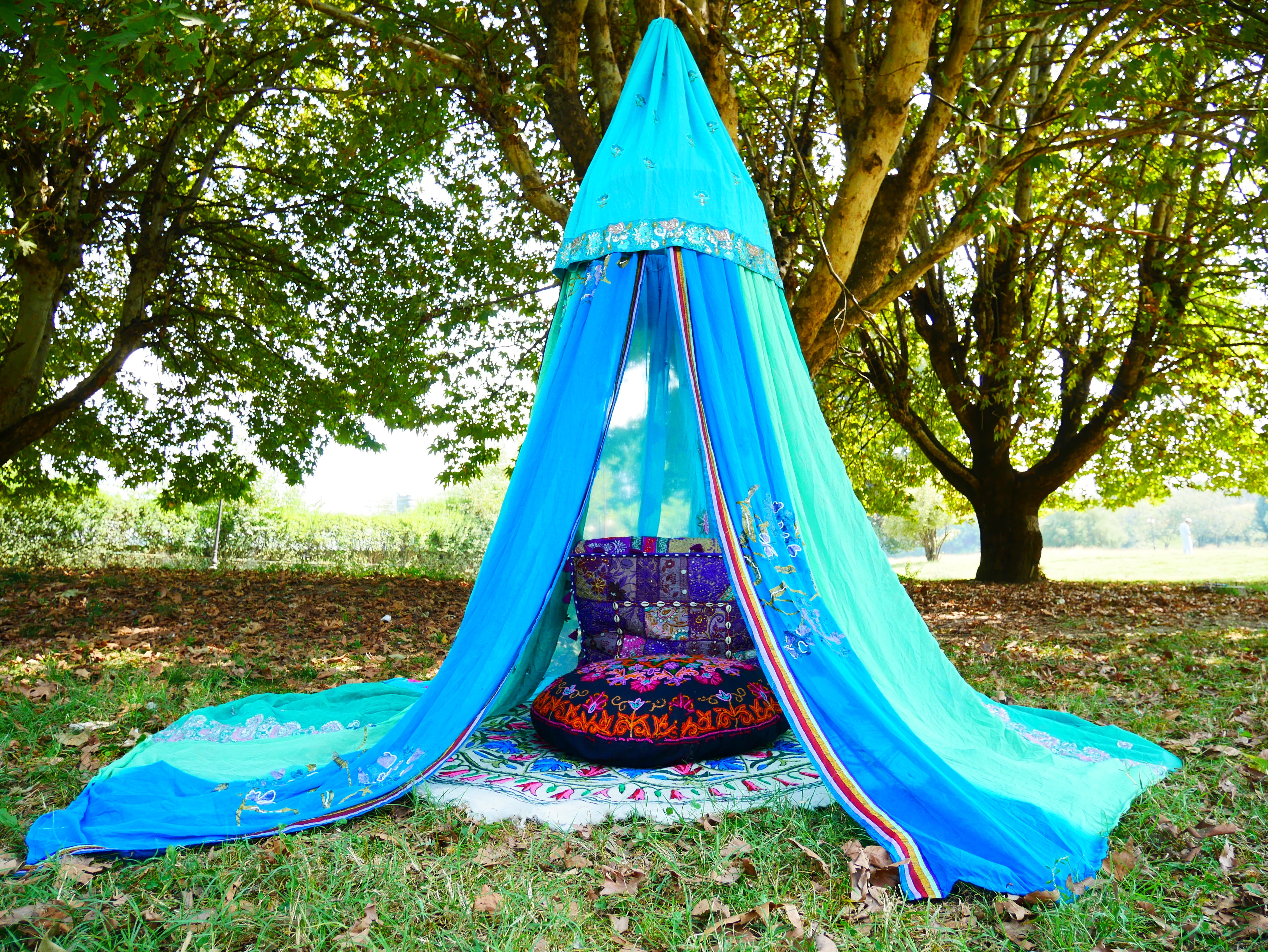 Toldo de sari - tienda de interior - dosel de cama | telón de fondo para boda bohemia | decoración hippie india - área de asientos en el suelo | sala de meditación - glamping