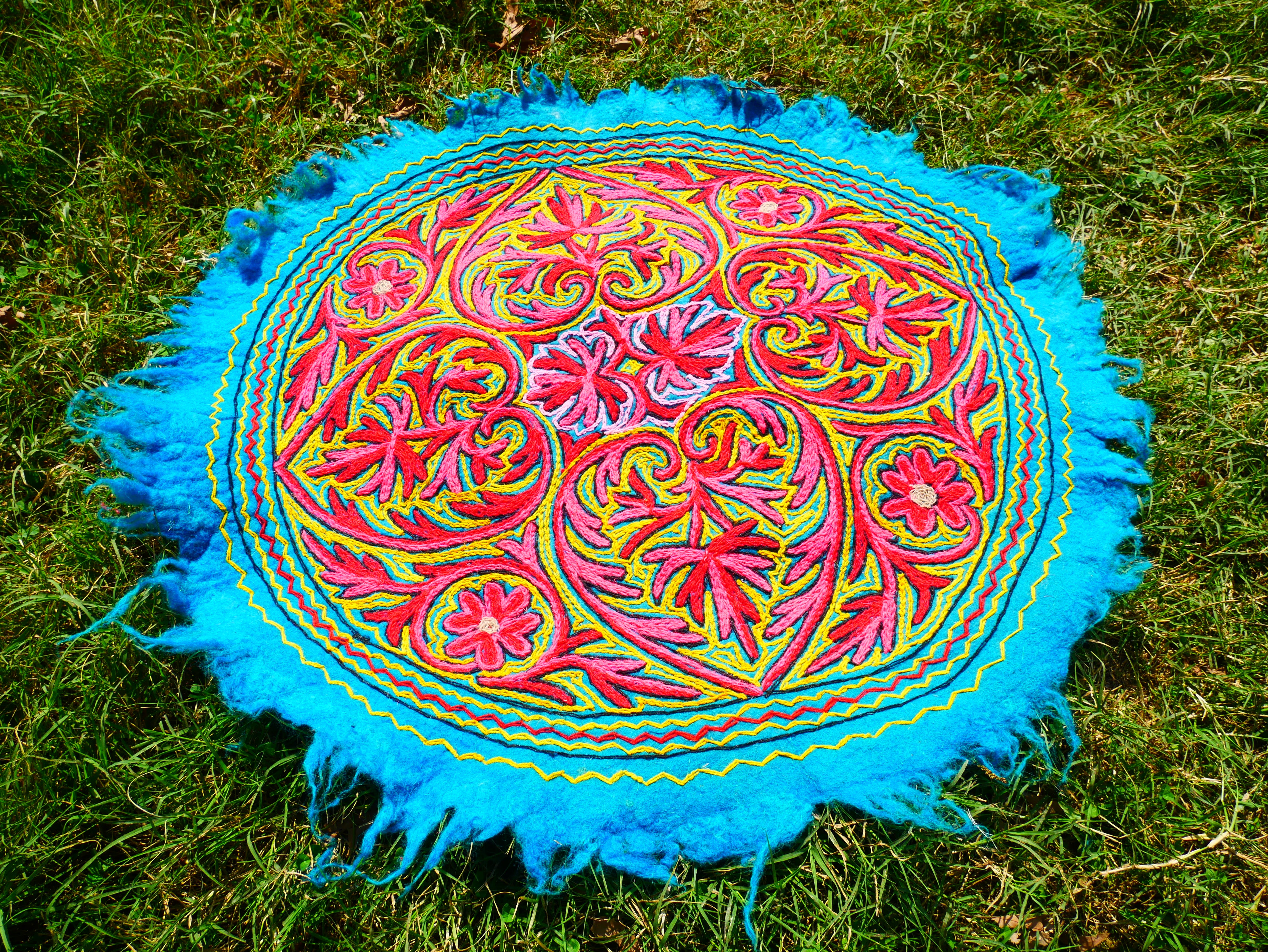 Alfombra redonda de mandala | Alfombra de lana afieltrada "Namda" de Cachemira, alfombra de acento bohemio colorida bordada a mano