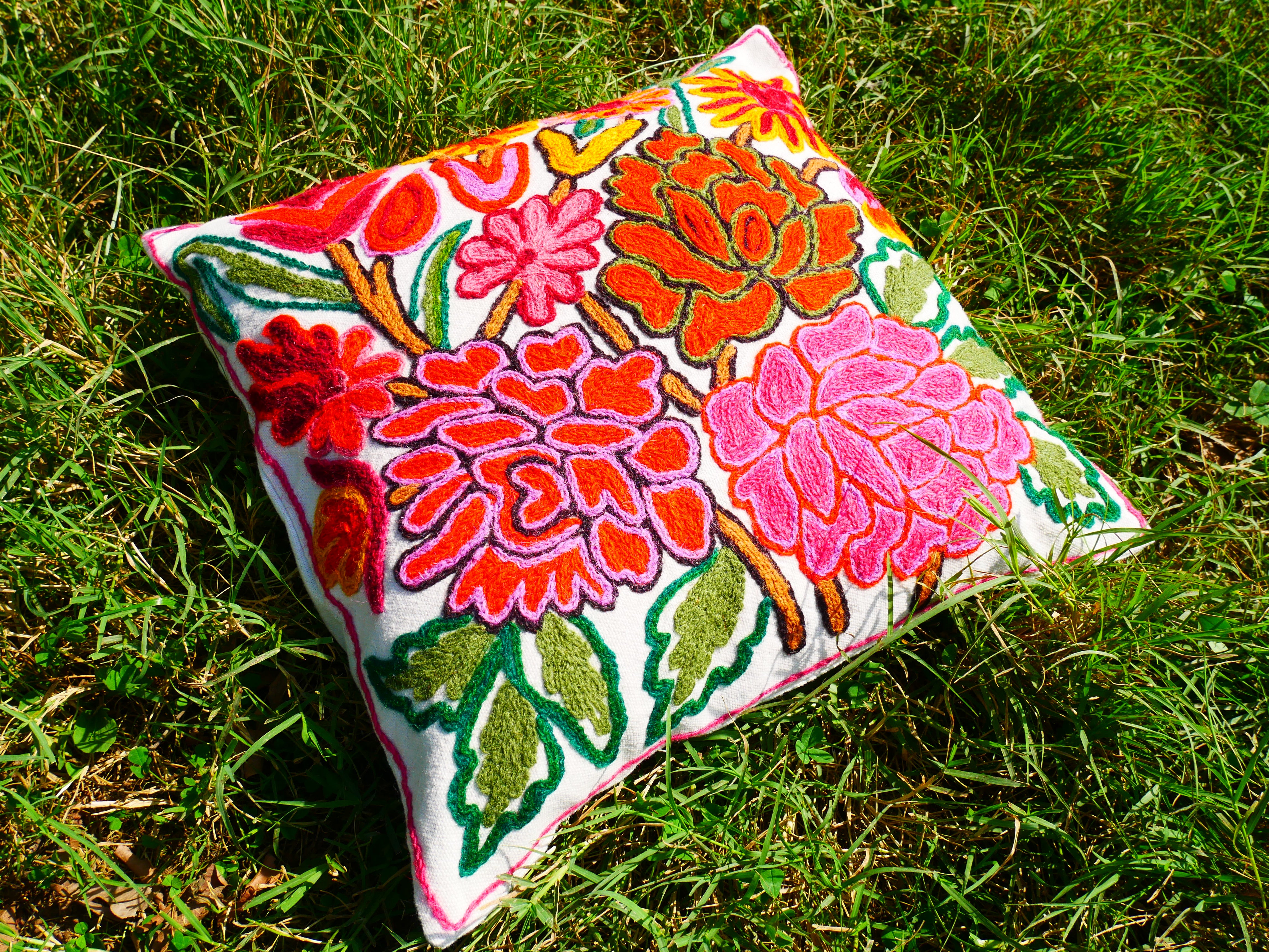 Funda de almohada de cachemira Crewel colorida: Hecha a mano por artesanos Funda de almohada bordada con flores de 16x16 pulgadas