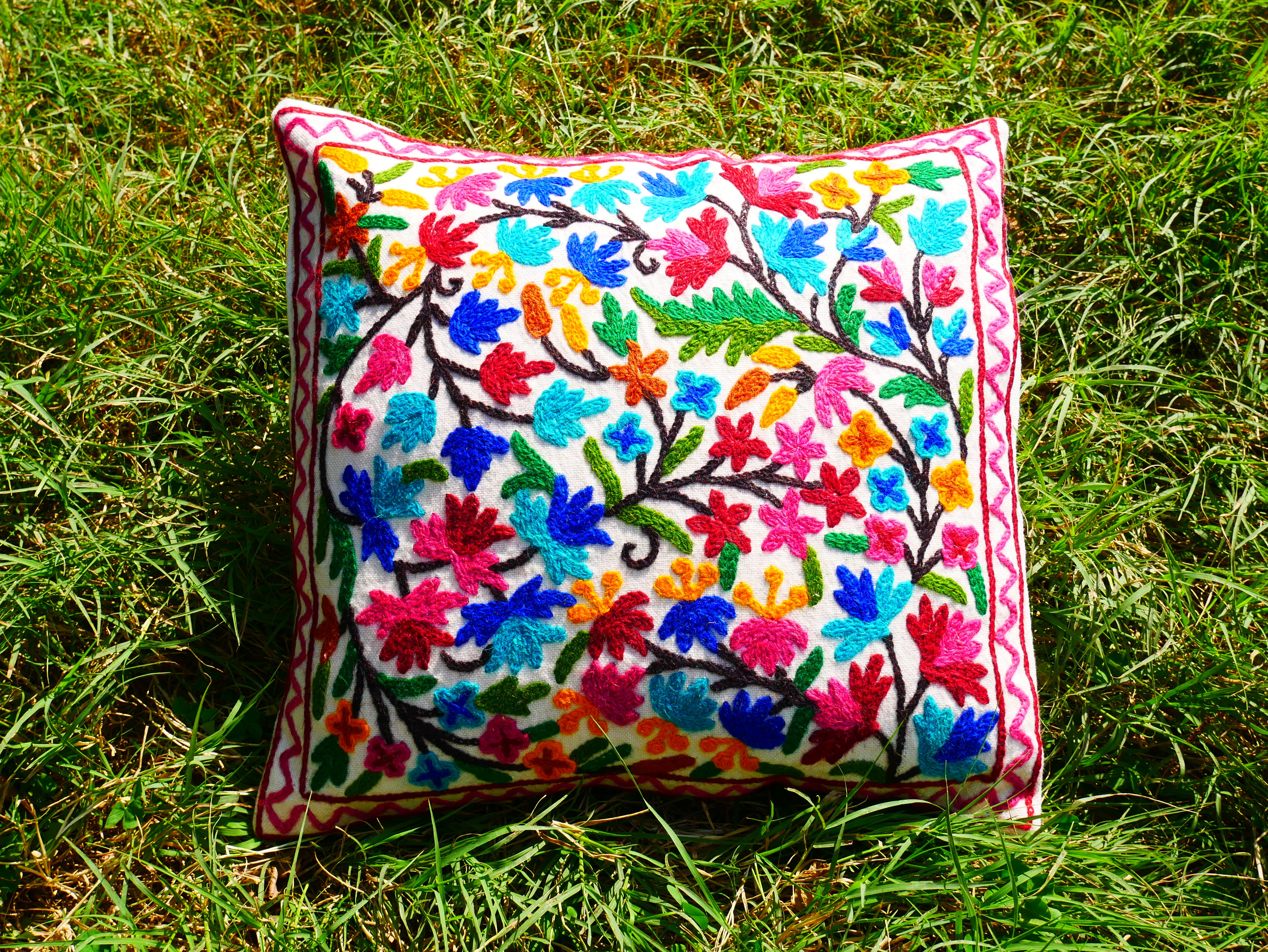 Funda de almohada Kashmiri Crewel colorida: hecha a mano por artesanos, 40x40 cm, lana bordada a mano sobre algodón