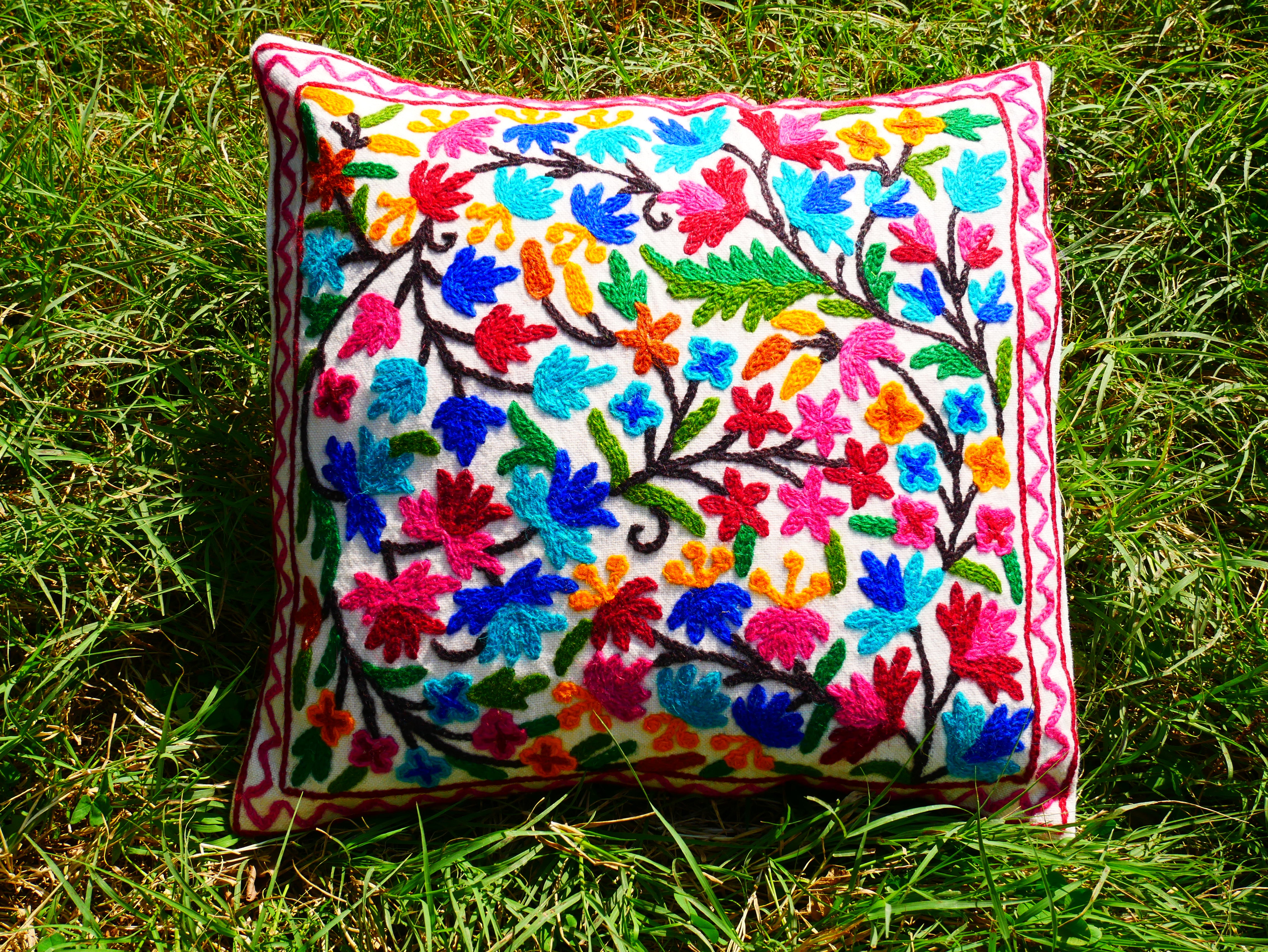 Funda de almohada Kashmiri Crewel colorida: hecha a mano por artesanos, 40x40 cm, lana bordada a mano sobre algodón