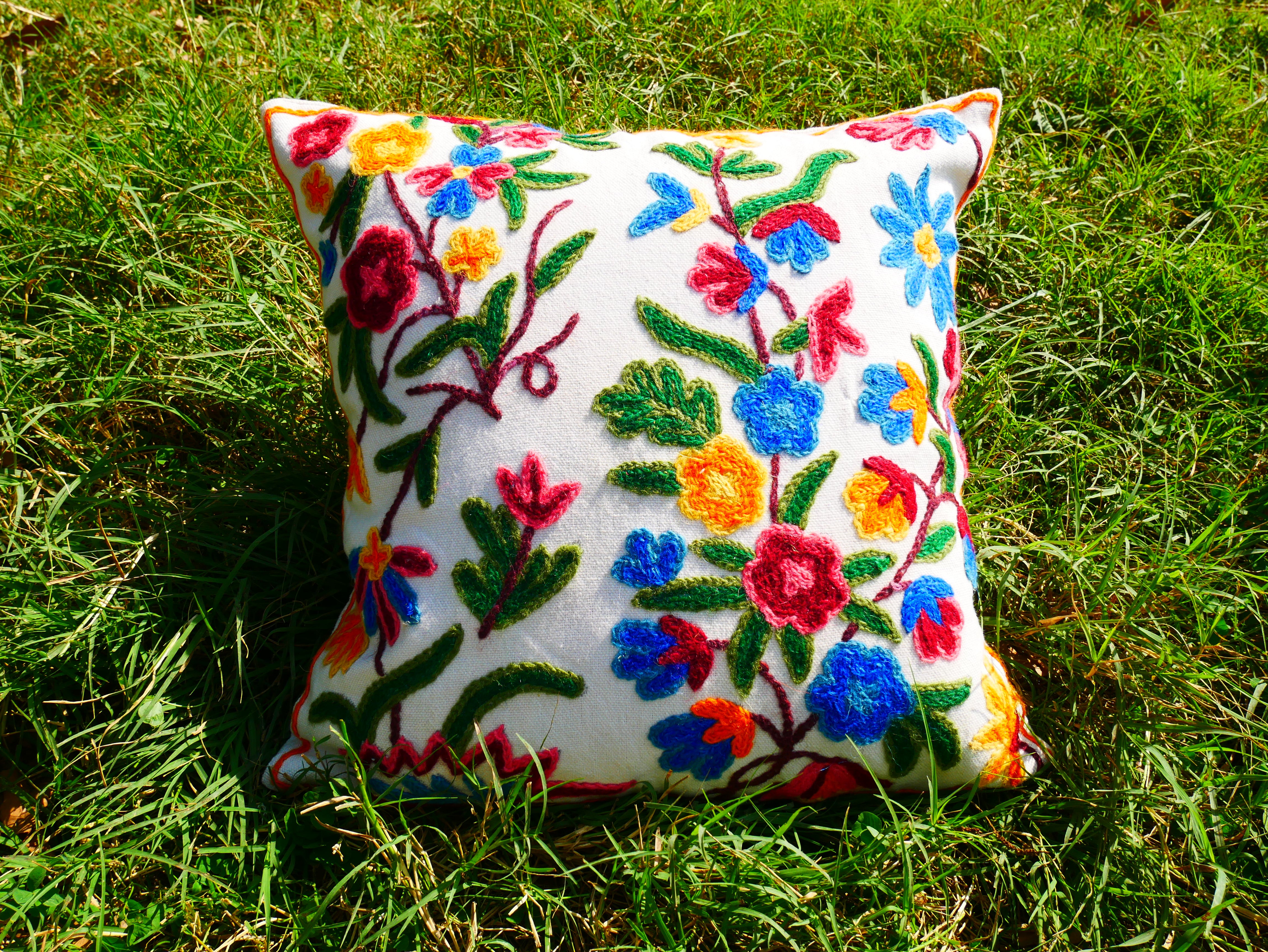 Funda de almohada Kashmiri Crewel colorida: hecha a mano por artesanos, 40x40 cm, lana bordada a mano sobre algodón