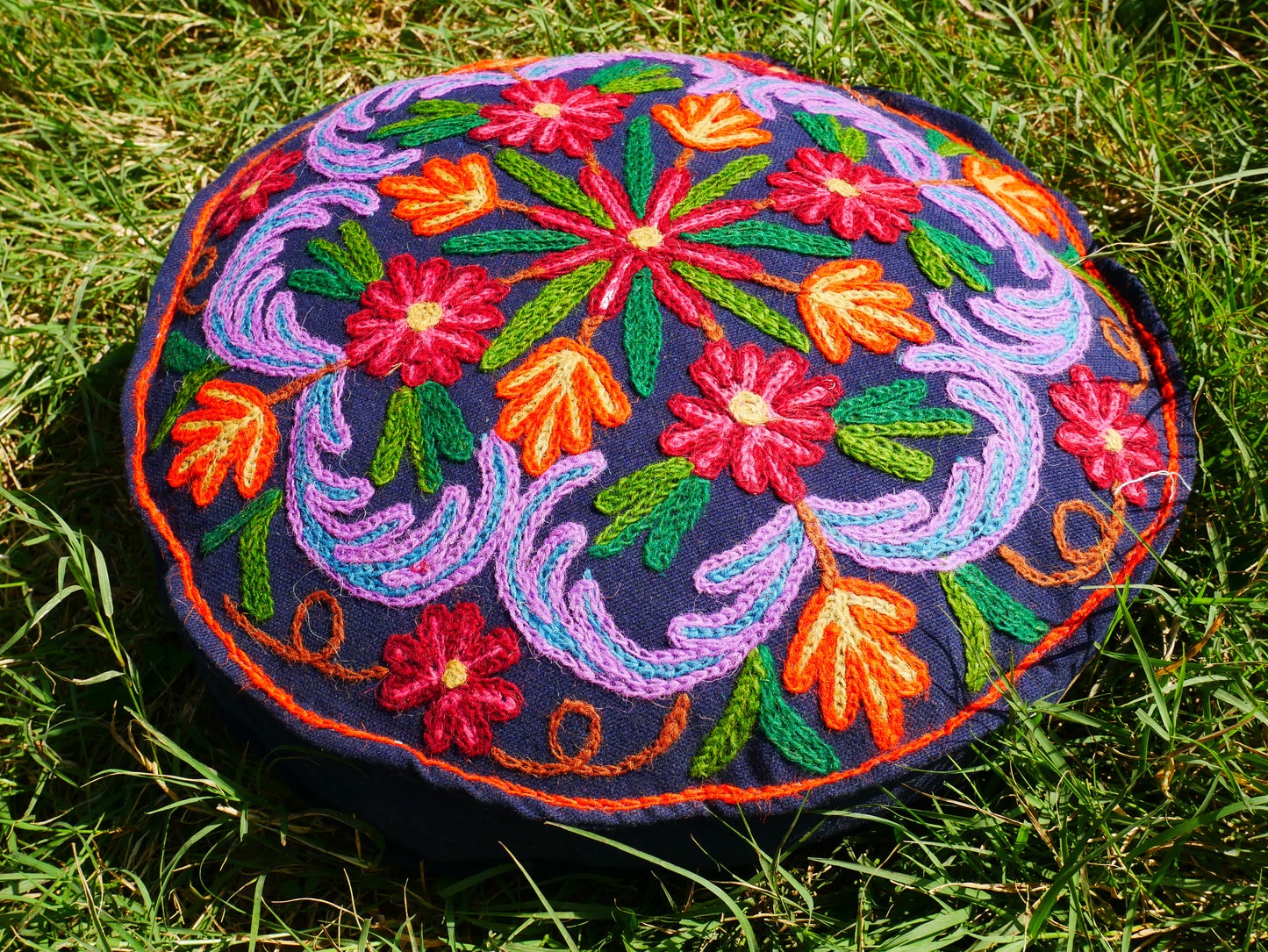 Kashmiri Bodenkissen "Shanti" runder Bodenkissenbezug | großes Meditationskissen - handbestickt - Kissenbezug