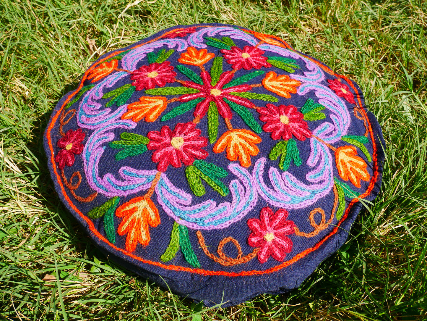 Kashmiri Bodenkissen "Shanti" runder Bodenkissenbezug | großes Meditationskissen - handbestickt - Kissenbezug