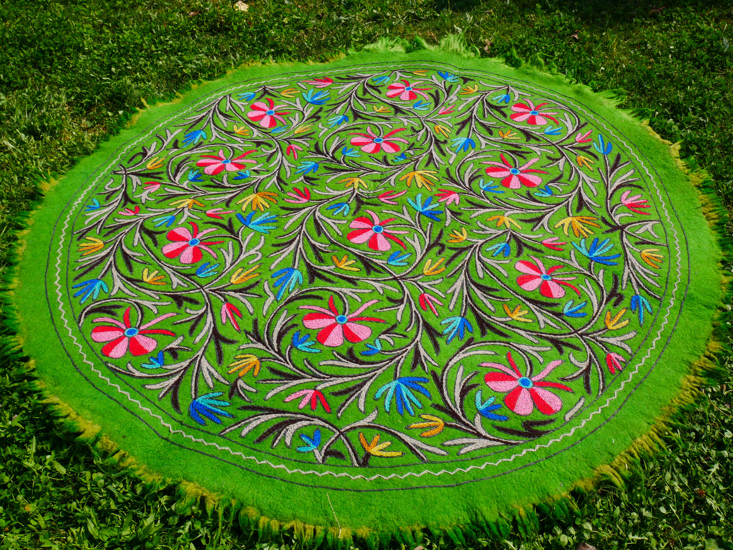 Kashmiri wool rug - green round "Namda" rug - hand felted and embroidered floor rug from India | 6 ft boho area rug -