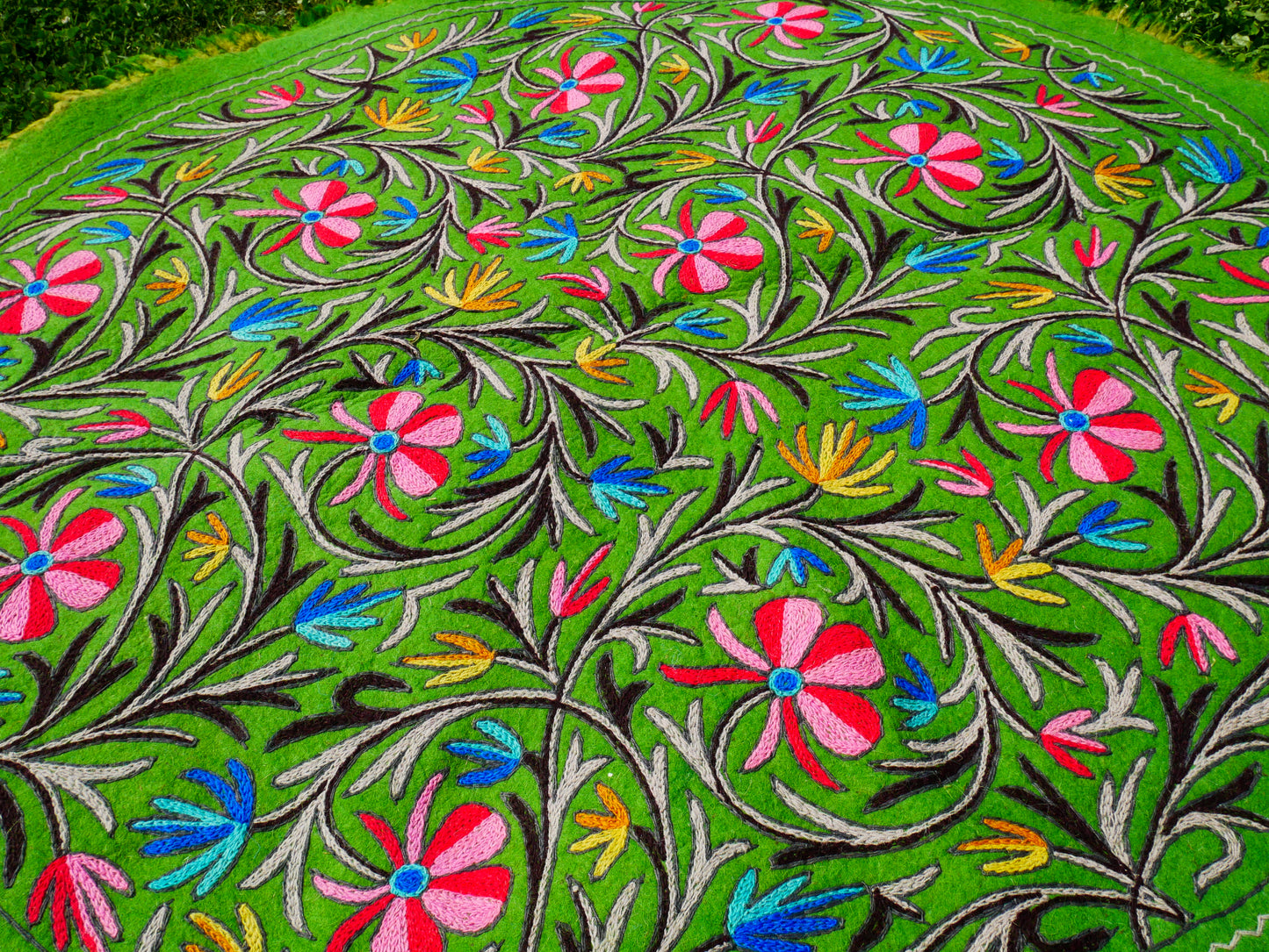 Kashmiri wool rug - green round "Namda" rug - hand felted and embroidered floor rug from India | 6 ft boho area rug -