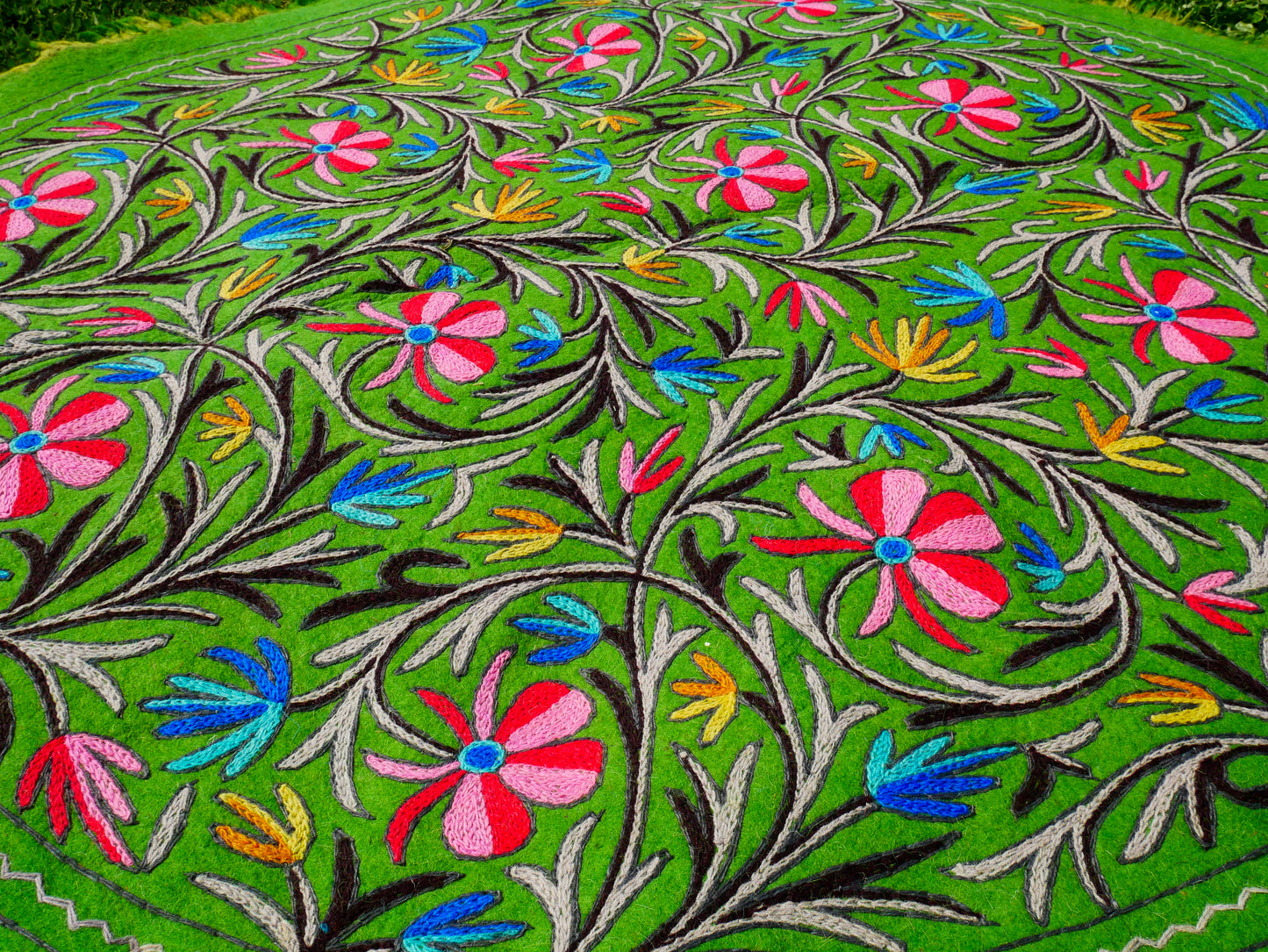 Kashmiri wool rug - green round "Namda" rug - hand felted and embroidered floor rug from India | 6 ft boho area rug -