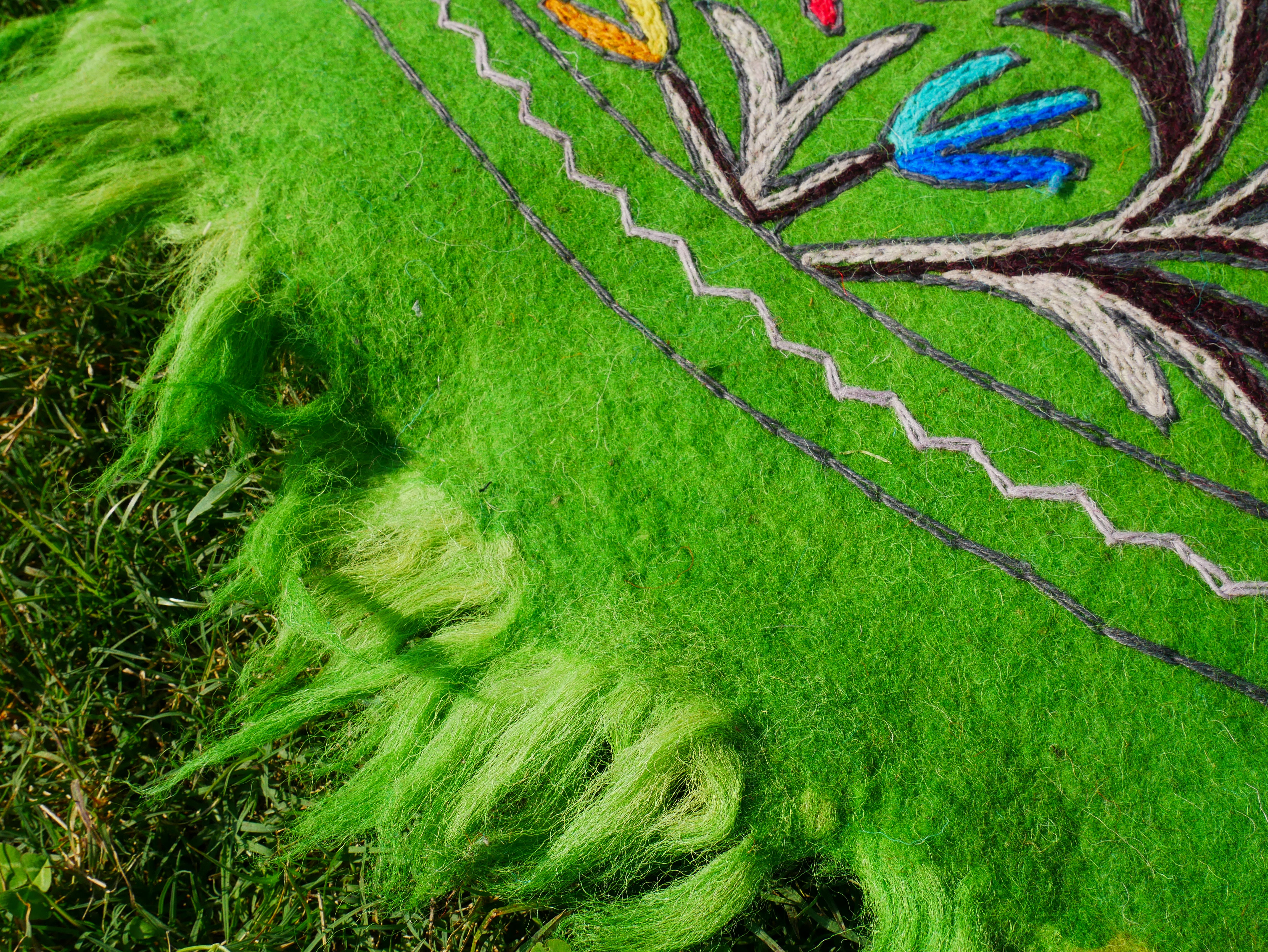 Kashmiri wool rug - green round "Namda" rug - hand felted and embroidered floor rug from India | 6 ft boho area rug -