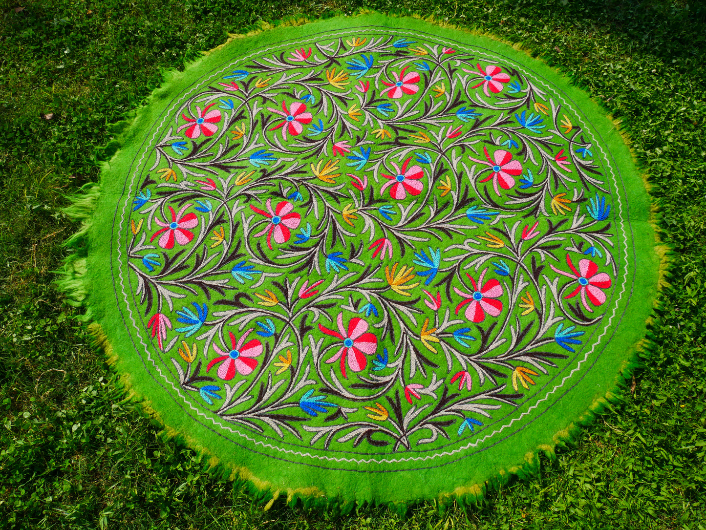 Kashmiri wool rug - green round "Namda" rug - hand felted and embroidered floor rug from India | 6 ft boho area rug -