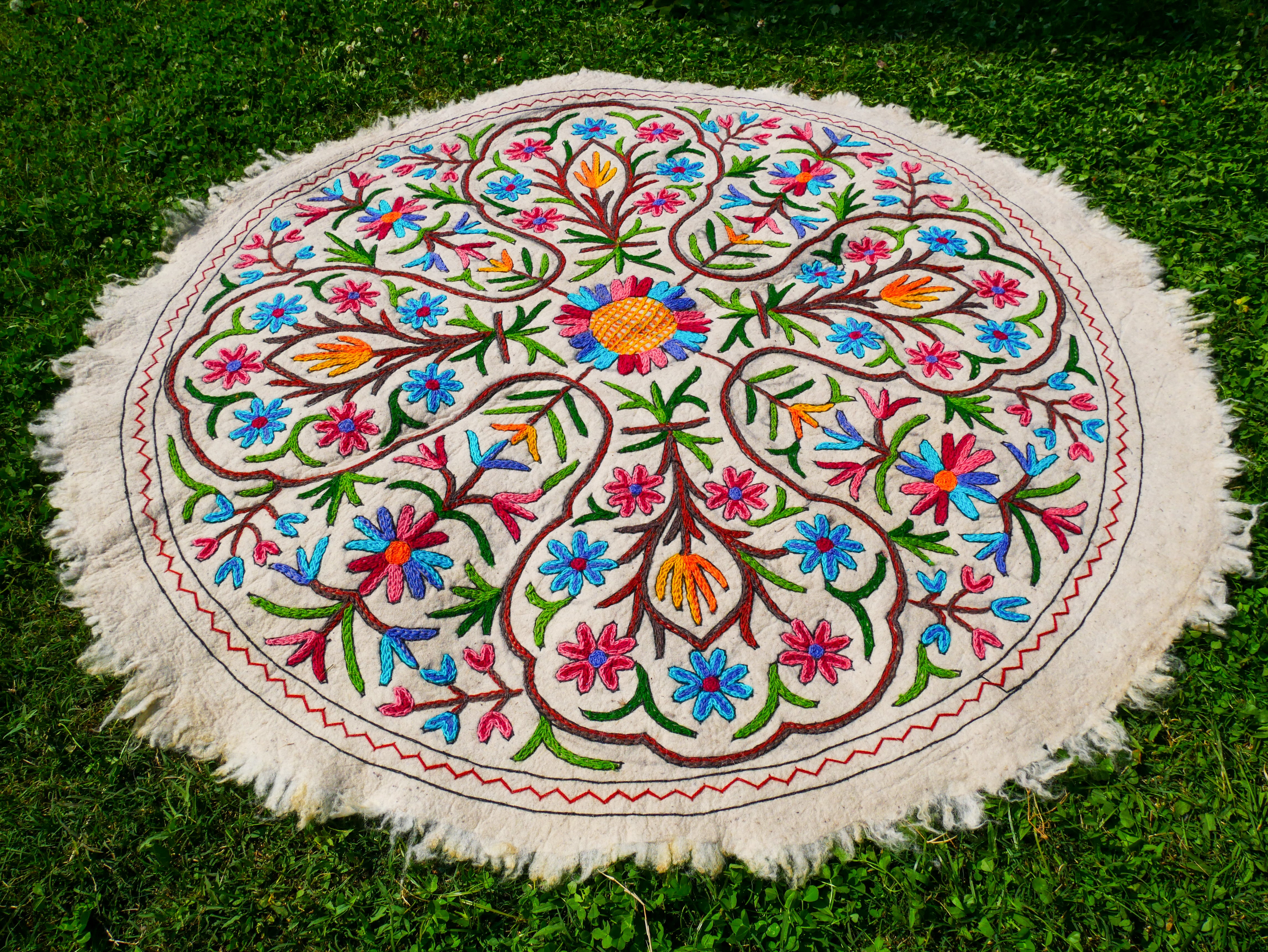 Round rug 5 ft boho wool rug "Namda" from Kashmir hand felted and embroidered