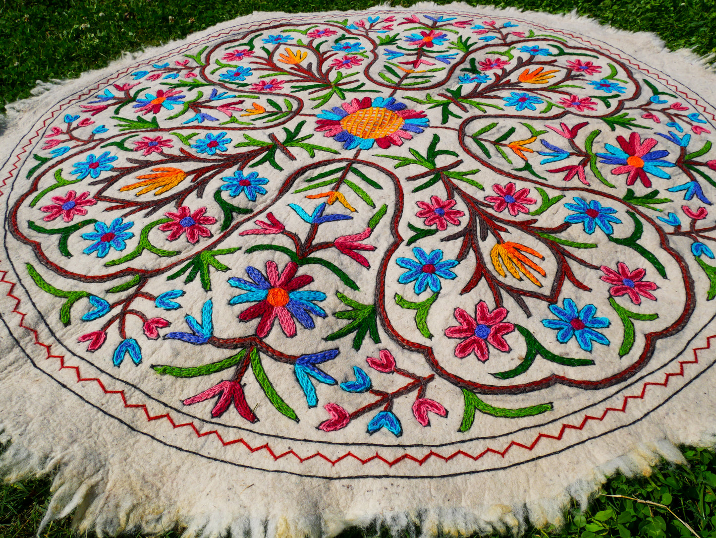 Round rug 5 ft boho wool rug "Namda" from Kashmir hand felted and embroidered