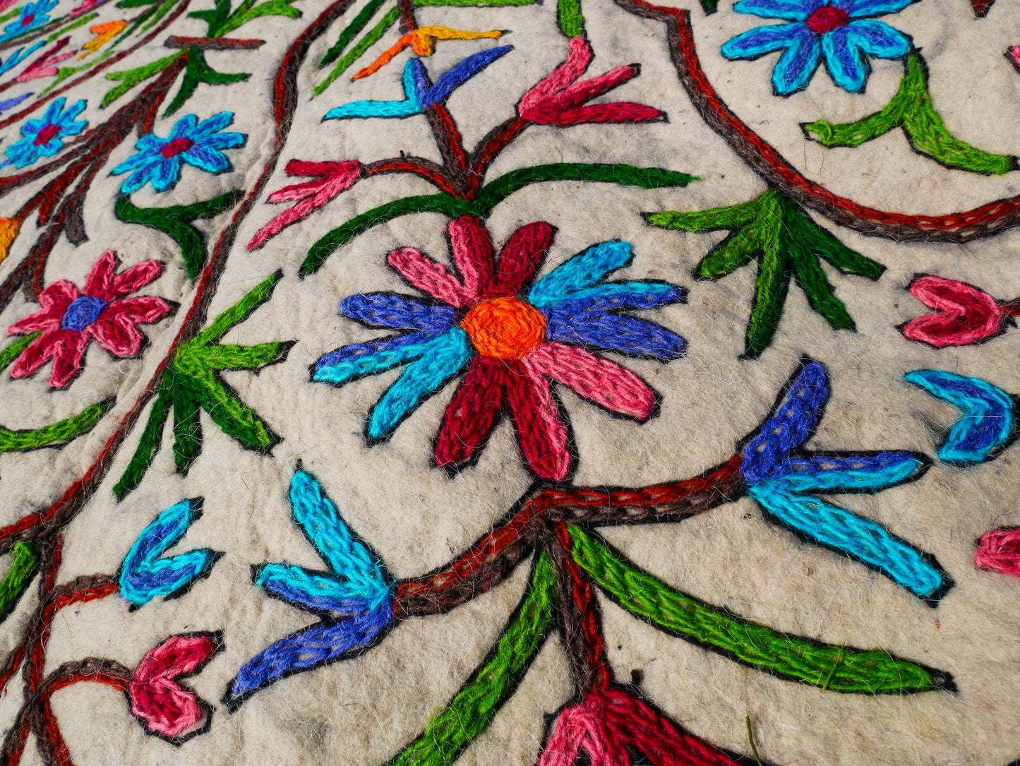 Round rug 5 ft boho wool rug "Namda" from Kashmir hand felted and embroidered