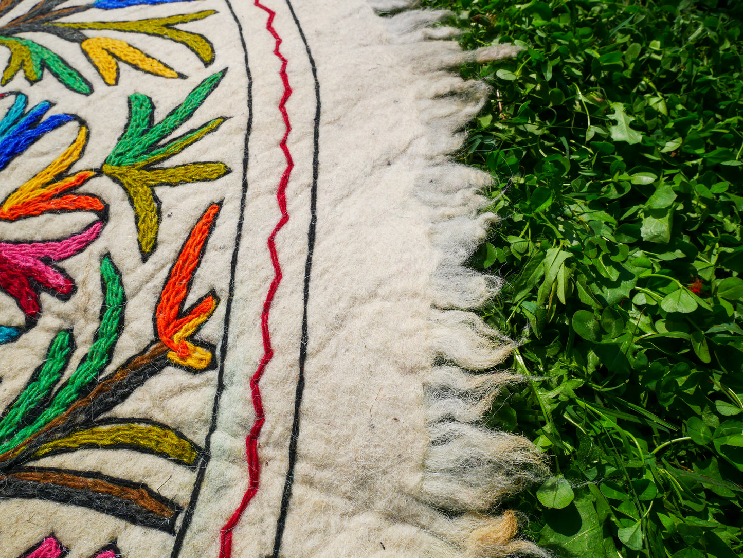 Round rug 5 ft boho wool rug "Namda" from Kashmir hand felted and embroidered