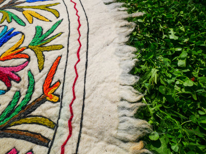 Round rug 5 ft boho wool rug "Namda" from Kashmir hand felted and embroidered