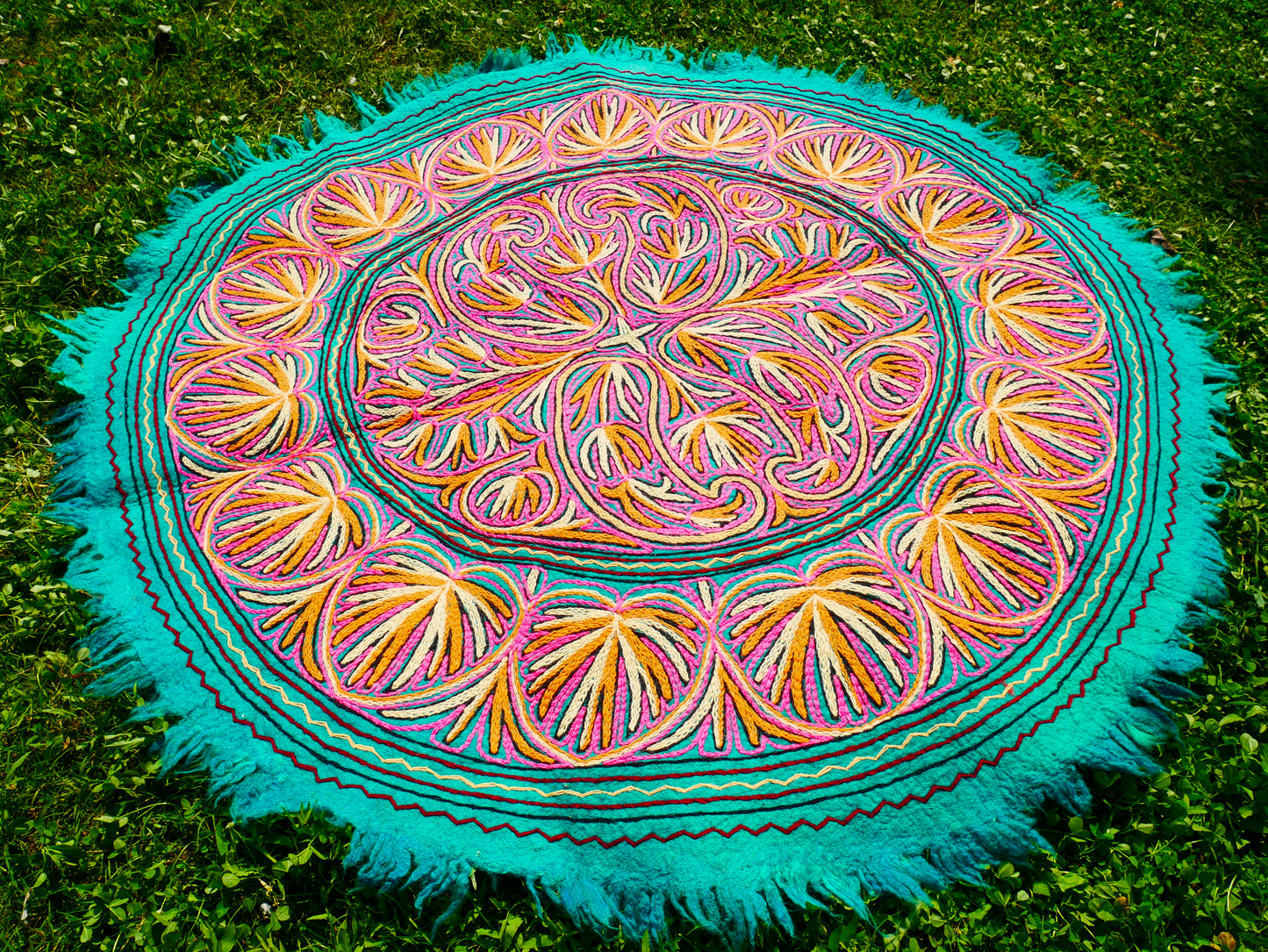 5ft Namda - Boho Wollteppich | handgefilzt und bestickt - Kaschmir-Teppich