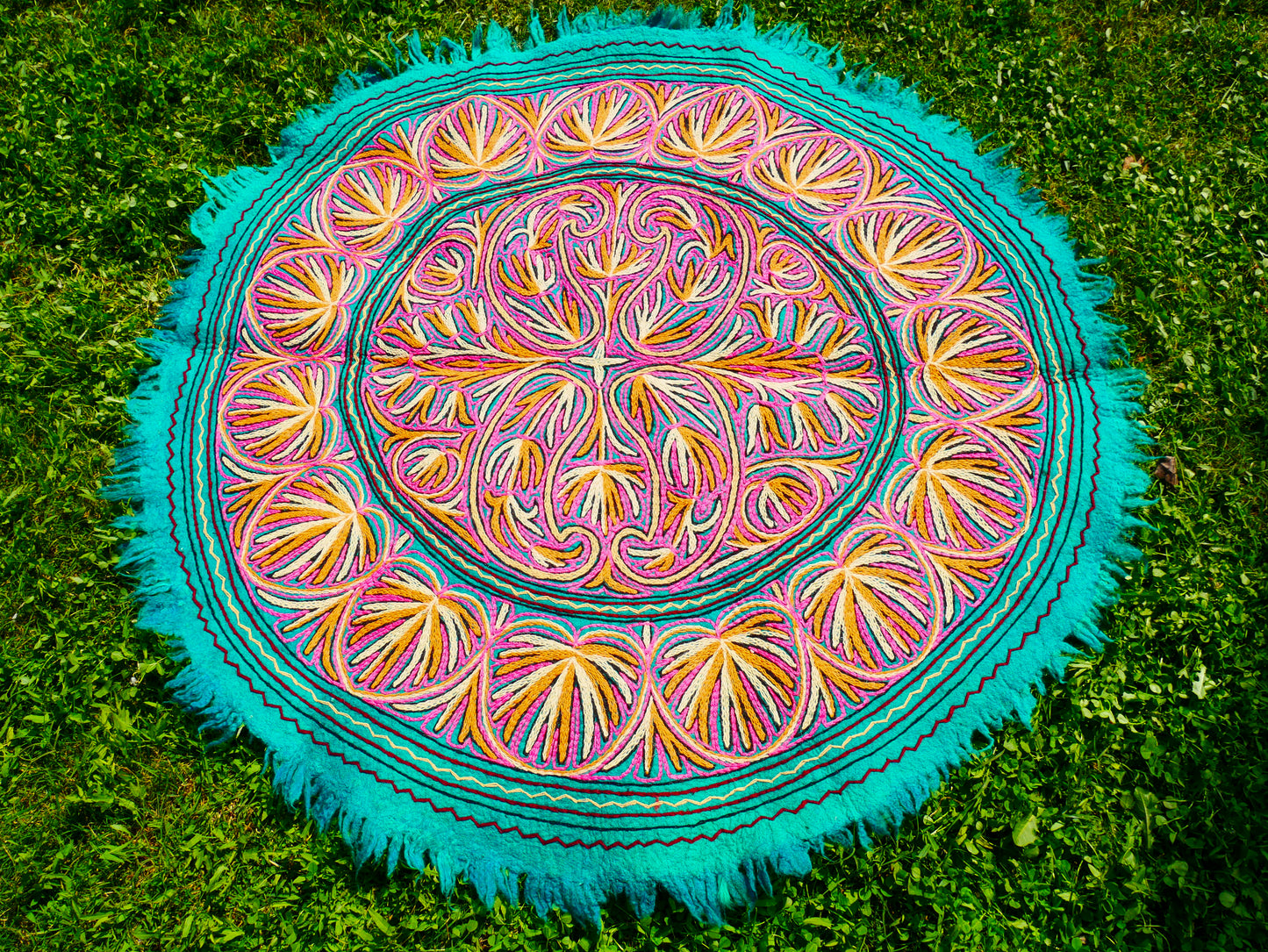 5ft Namda - Boho Wollteppich | handgefilzt und bestickt - Kaschmir-Teppich