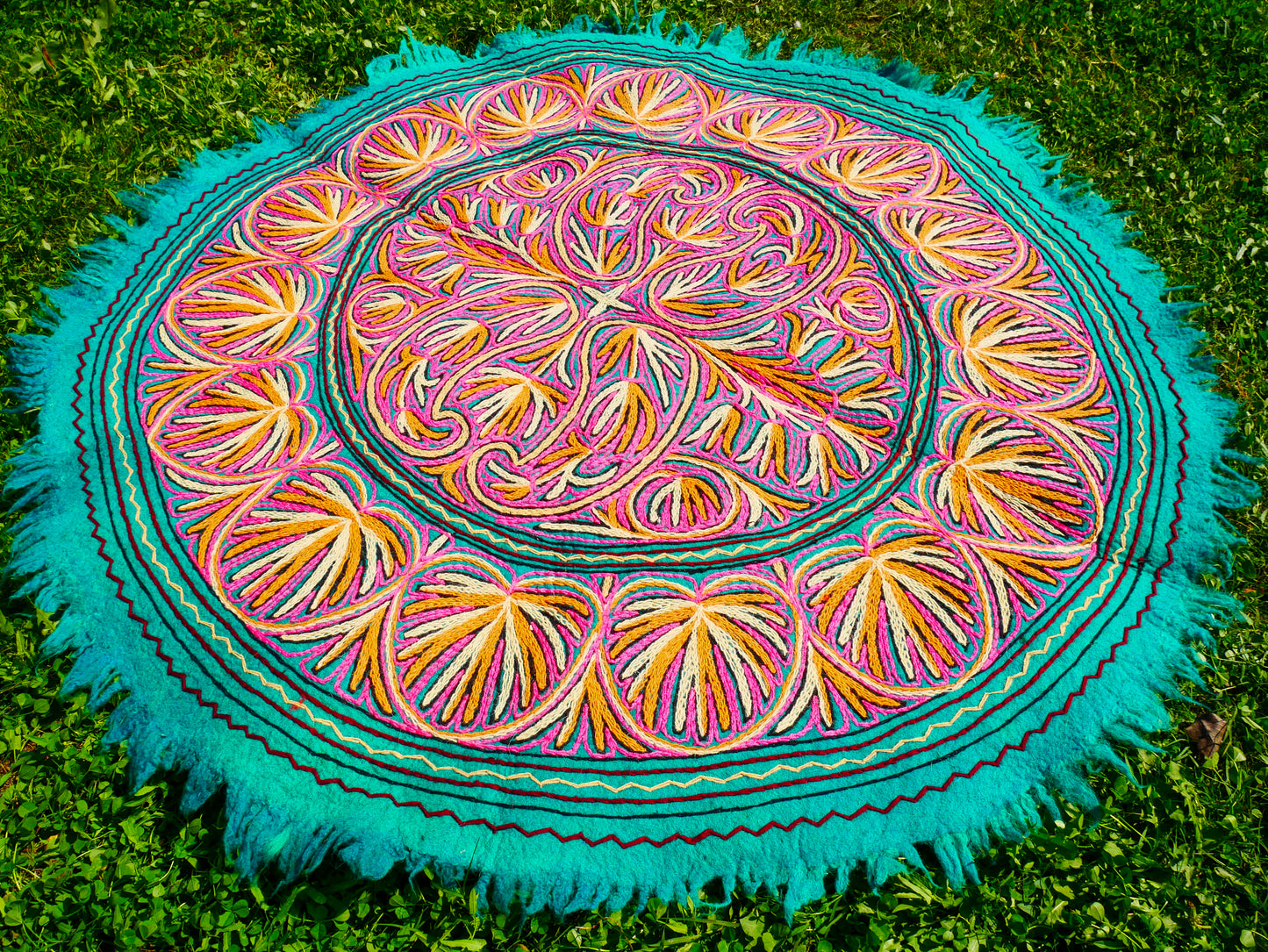 5ft Namda - Boho Wollteppich | handgefilzt und bestickt - Kaschmir-Teppich